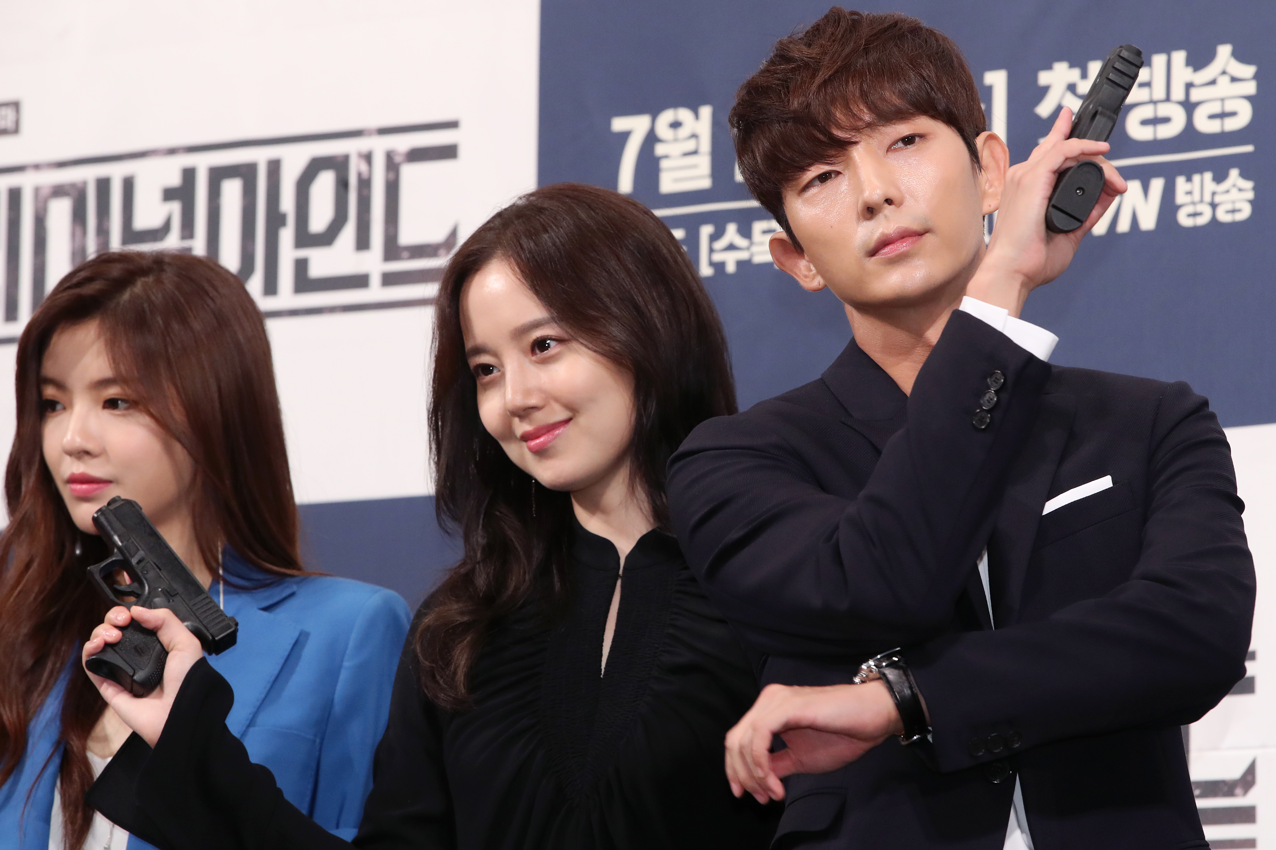 李準基與文彩元（中）主演韓劇《犯罪心理》，19日舉行記者會。（東方IC）