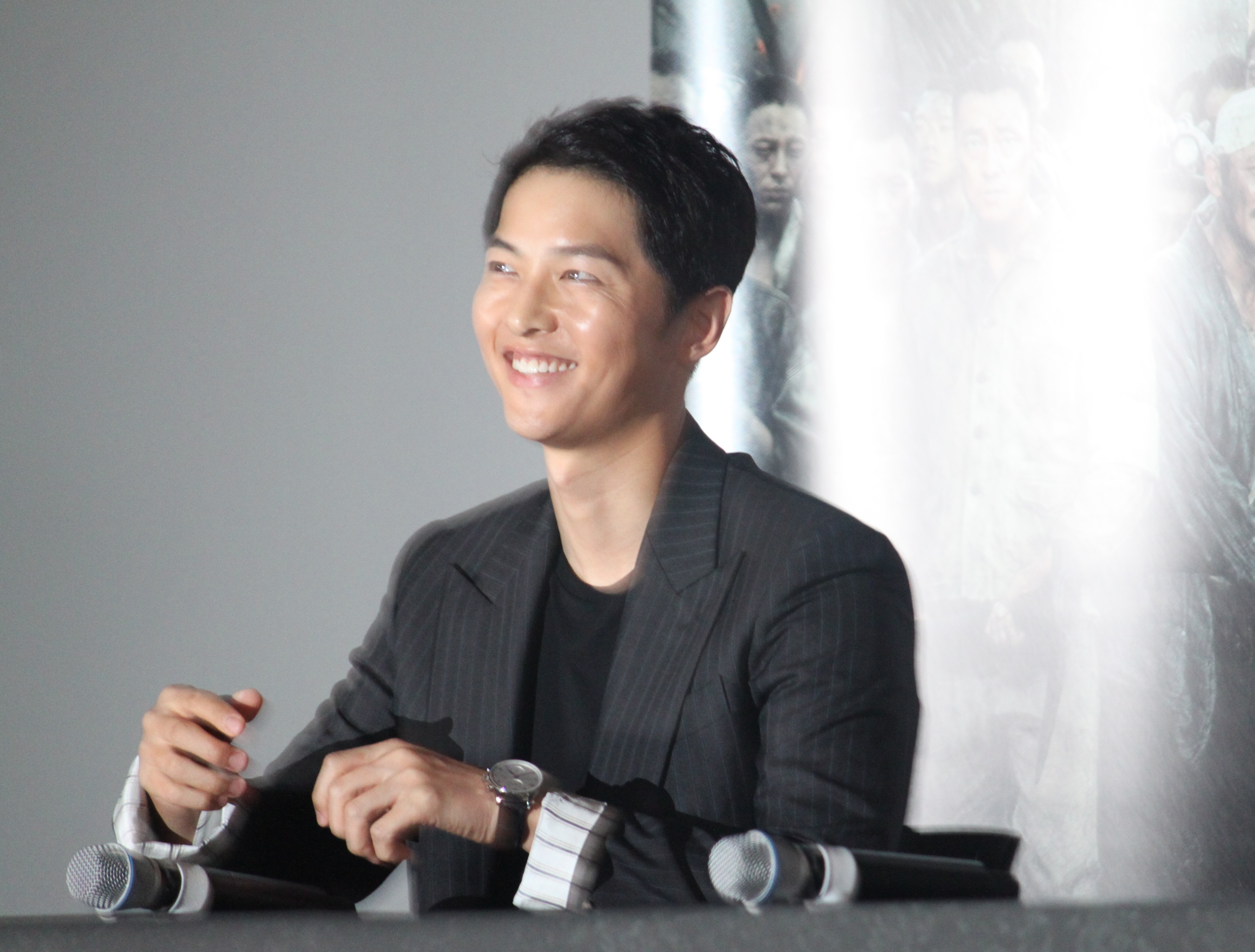 宋仲基在《軍艦島》記者會聽到準未婚妻宋慧喬的名字，笑得甜蜜又開心。