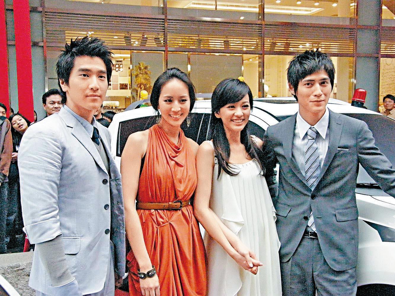 2009年電視劇《痞子英雄》宣傳見面會,跟張鈞甯牽著手的陳意涵到現在還是好閨密,但2位男主角趙又廷(左)、周渝民(右)卻不再同台了。(東方IC)