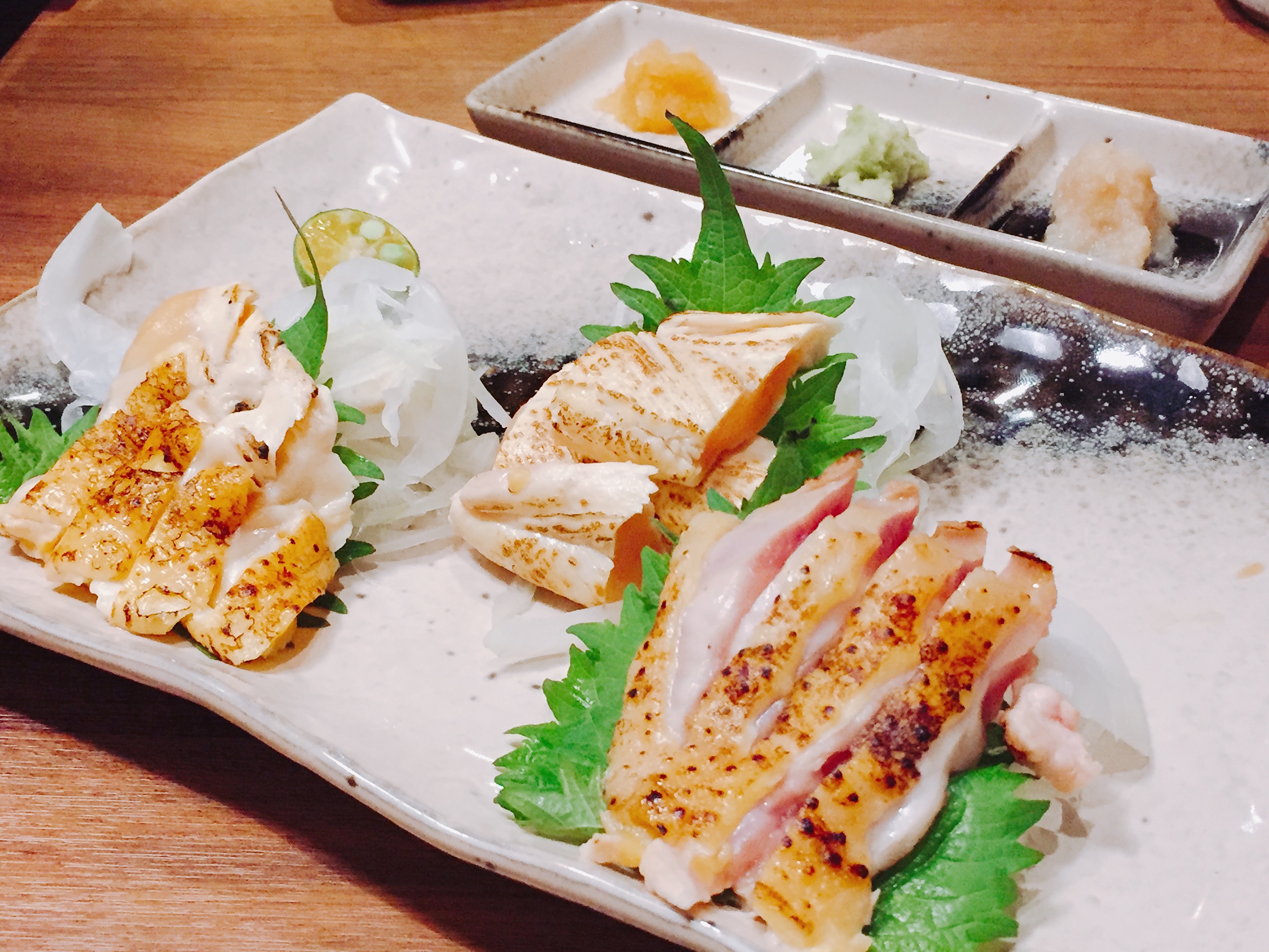 「炙燒鬥雞拼盤」一盤裡吃得到3種生雞肉部位，吃來比生魚片有彈性。（300元／份）