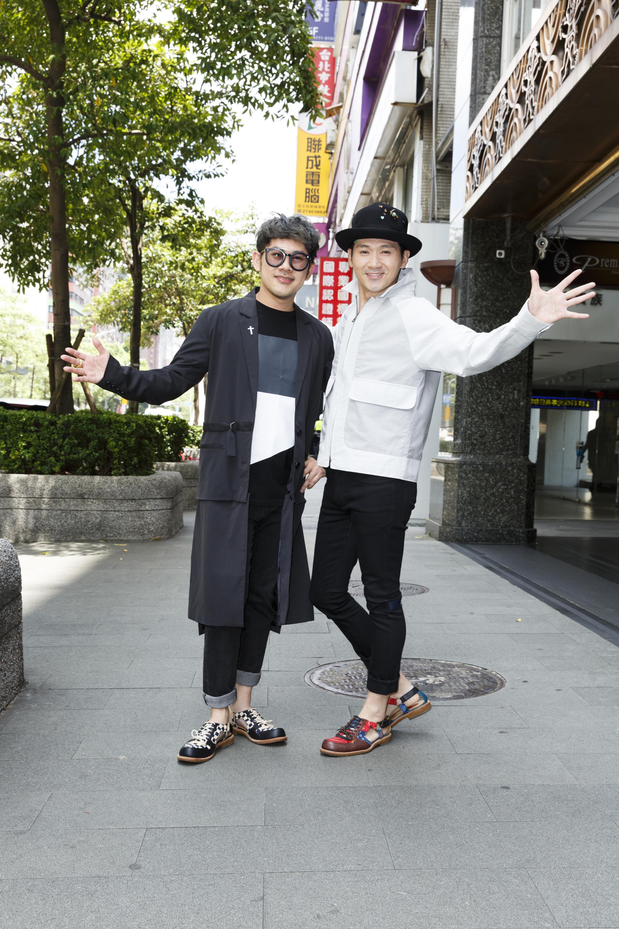 易桀齊（右）和伍冠諺笑稱設計師Jimmy Choo曾允諾認購專輯，讓2人又驚又喜。