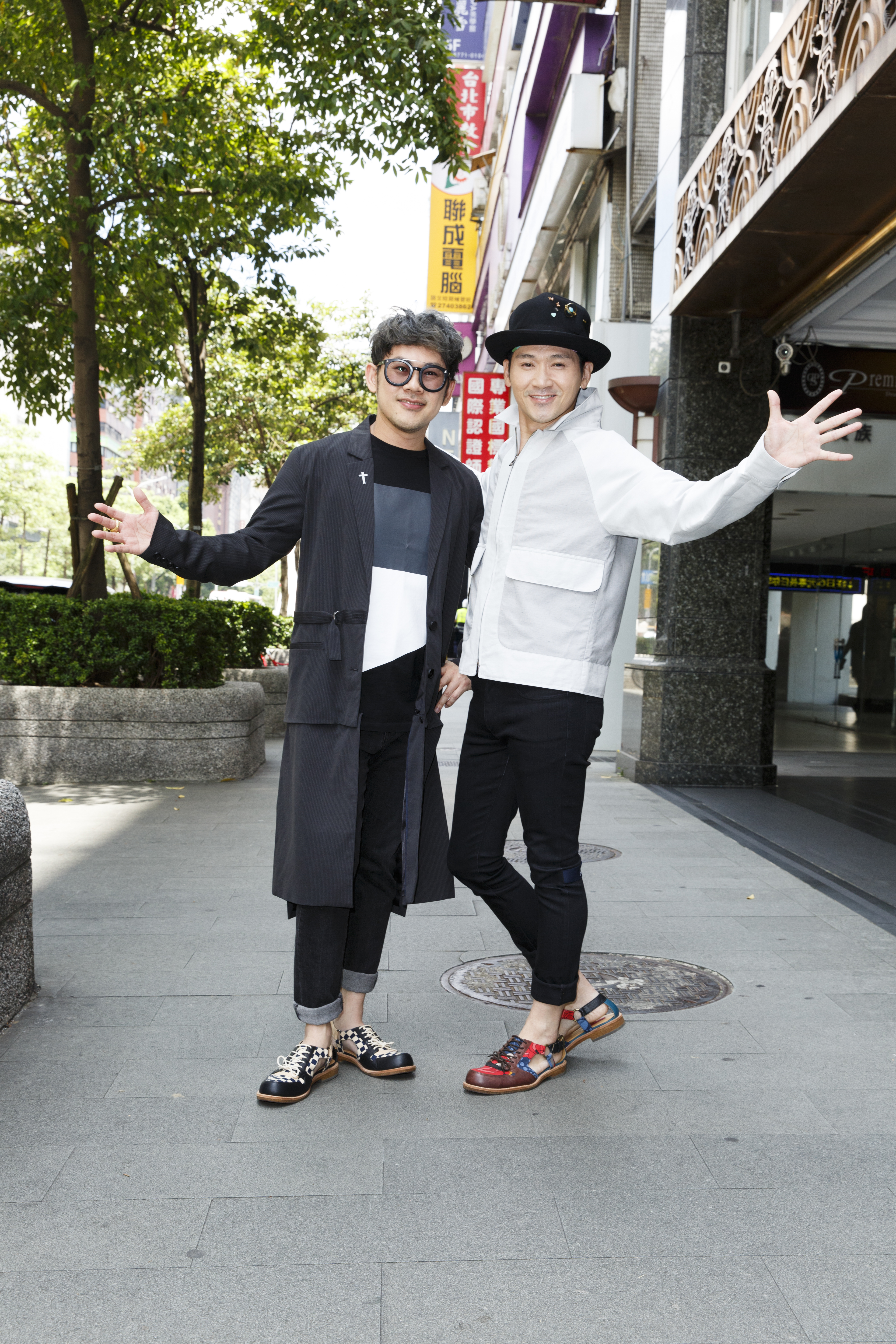 易桀齊（右）和伍冠諺笑稱設計師Jimmy Choo曾允諾認購專輯，讓2人又驚又喜。