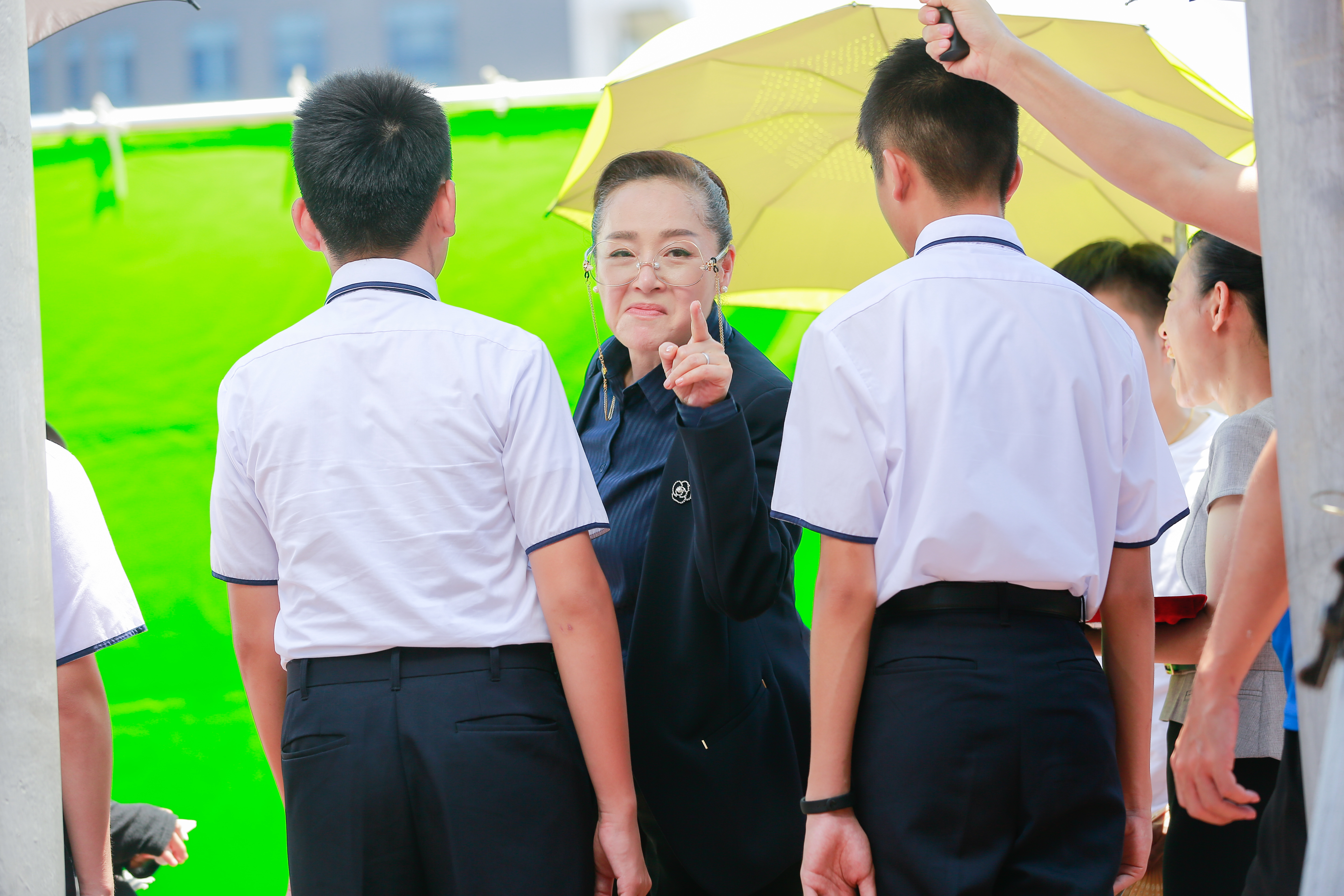 恬妞20年沒回來台拍電影，這次頂大熱天拍戲，依然表情豐富。