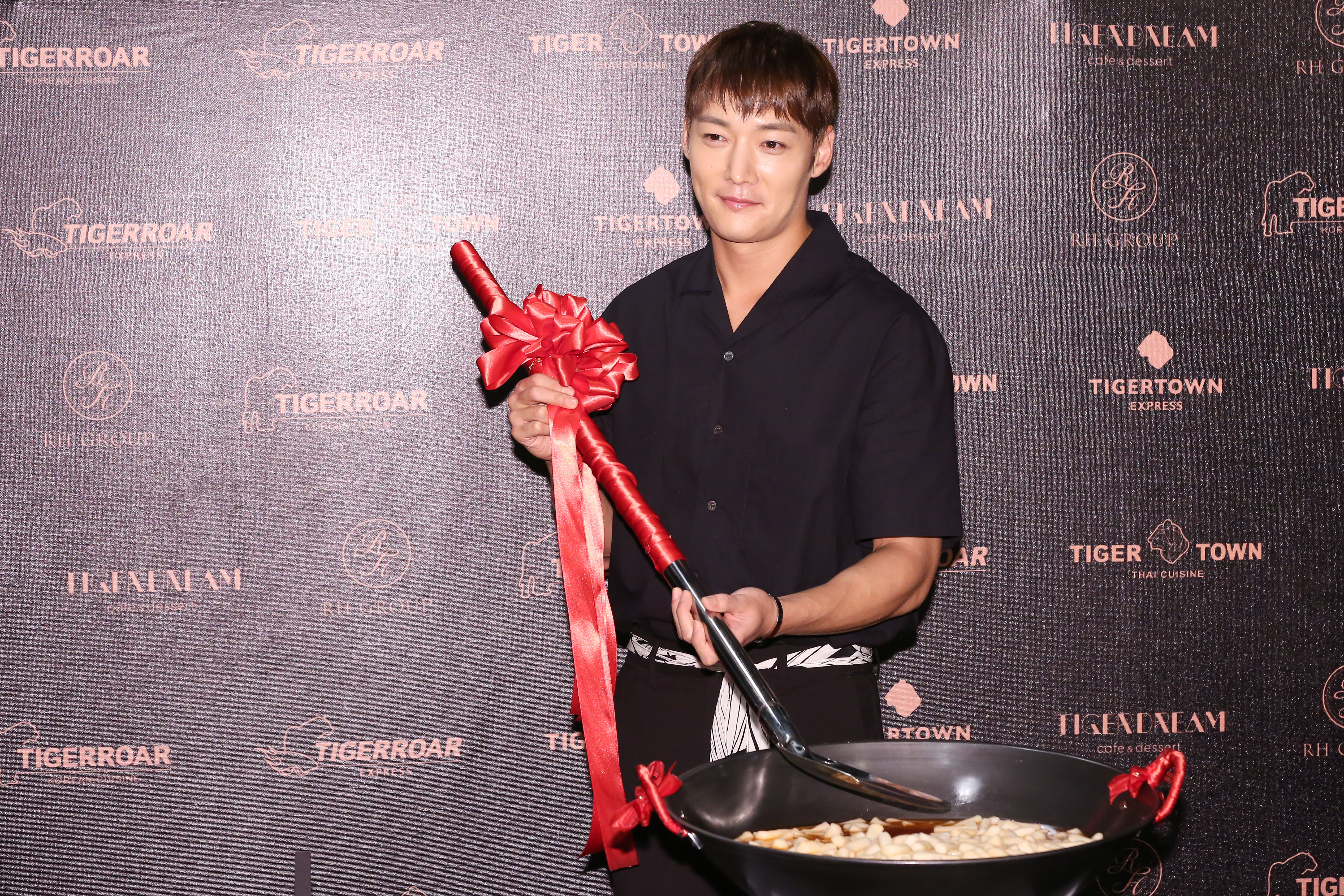 韓星崔振赫為年糕專賣店站台，吸引不少粉絲在店外守候。