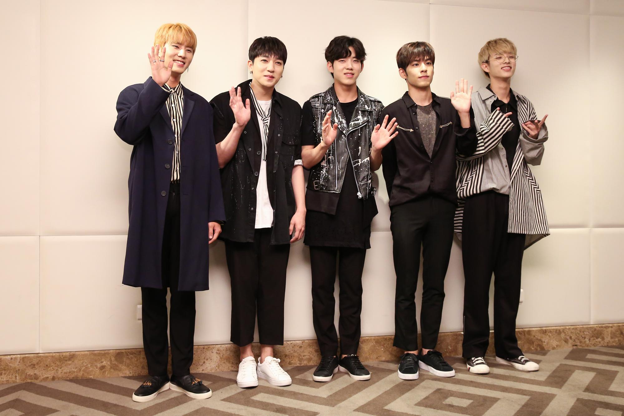 DAY6二次訪台,成員左起Young K、晟鎮、度雲、元弼與Jae。