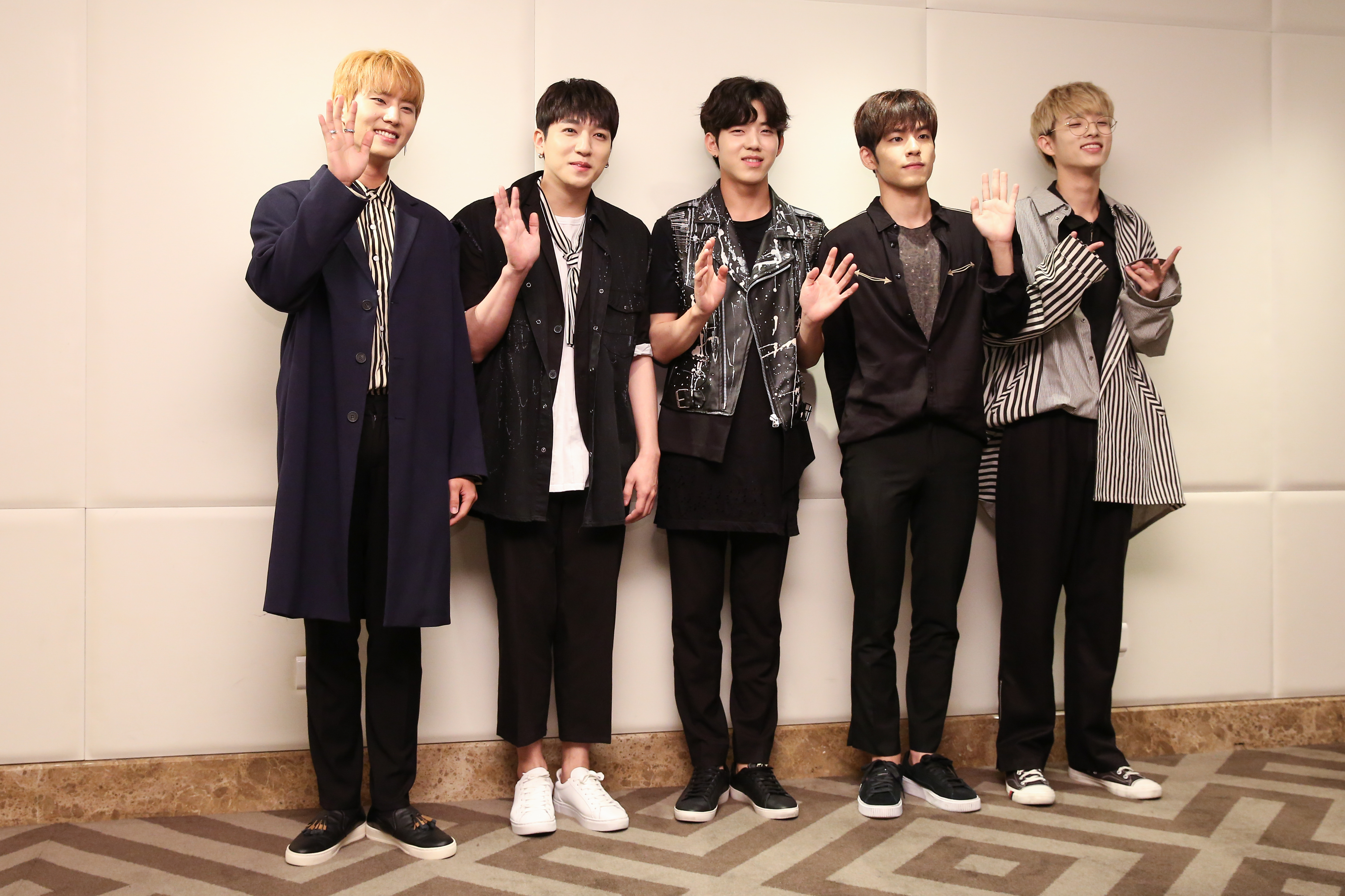 DAY6二次訪台，成員左起Young K、晟鎮、度雲、元弼與Jae。