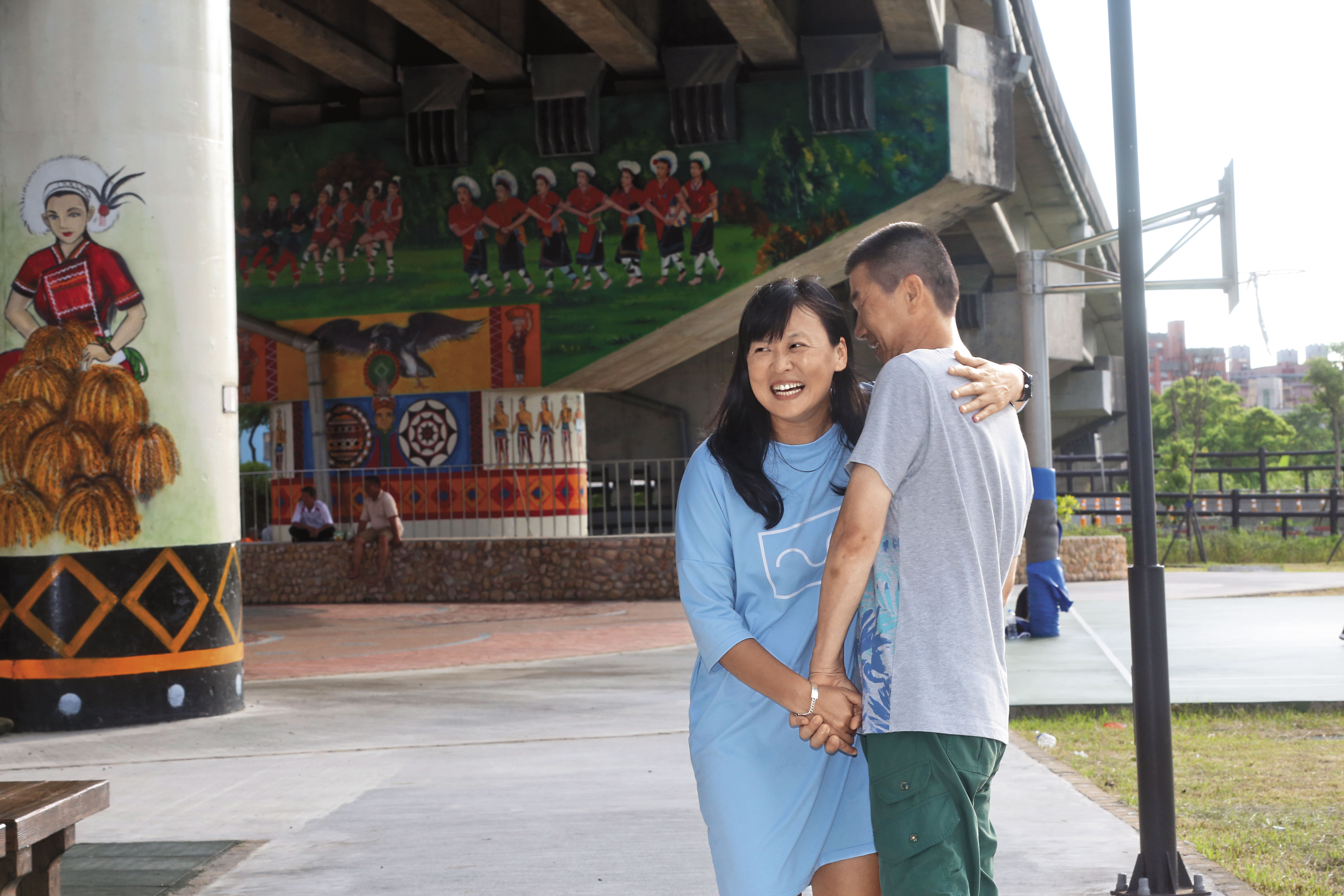 燕子（左）全職照顧小朱（右）4年多了，看著先生一點一滴進步，就是最大的安慰。小朱現在知道牽手的人是誰、也非常依賴妻子，還會開心說：「我最喜歡她笑起來的樣子。」