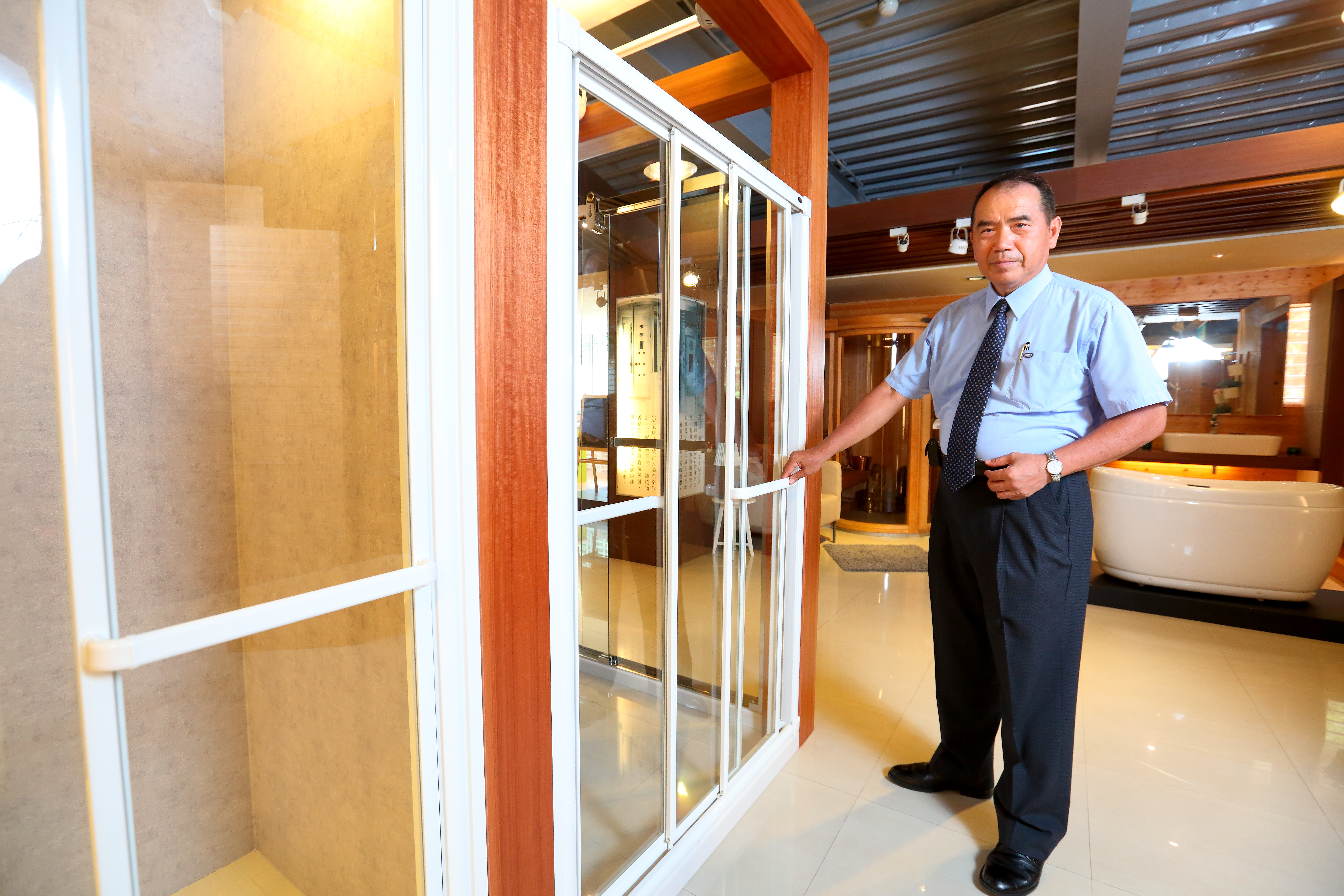 毅太董事長洪團樟從傳統鋁門窗起家，後轉型成國內淋浴拉門龍頭製造商，從10萬元資本額拚出5.1億元年營收版圖。
