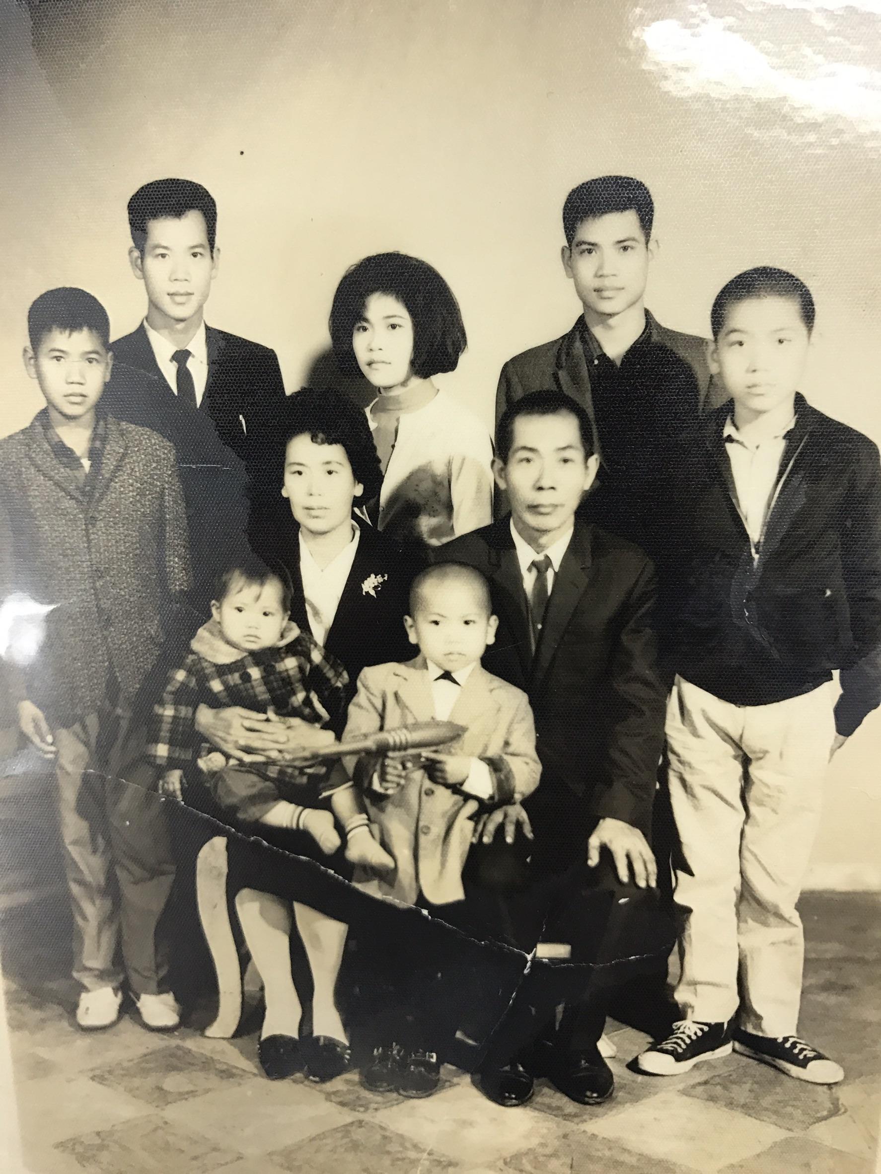 洪團樟(右1)在嘉義竹崎長大,一家9口擠在違章矮房,曾被列為三級貧戶。(一太提供)