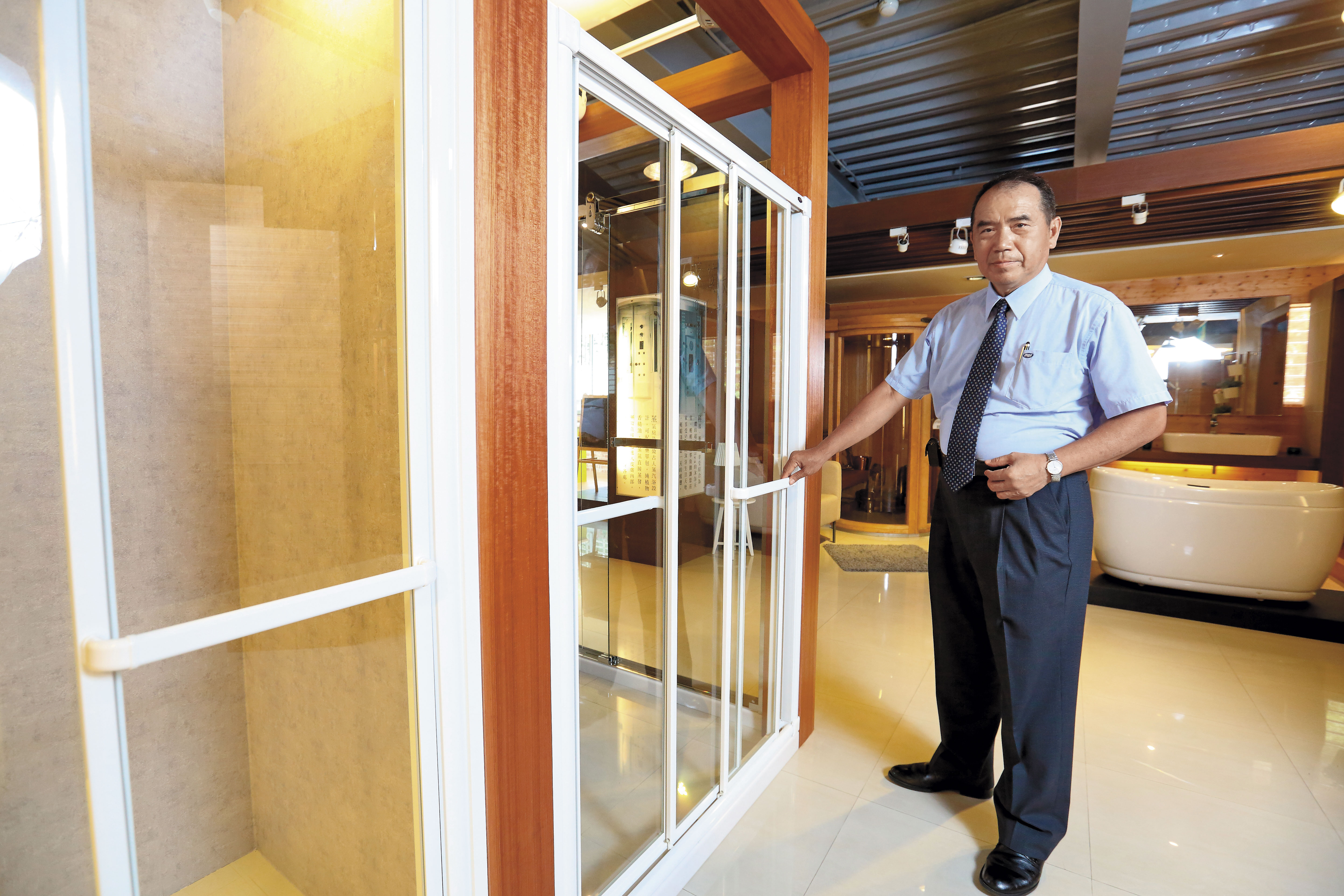 一太董事長洪團樟從傳統鋁門窗起家，後轉型成國內淋浴拉門龍頭製造商，從10萬元拚出5.1億元年營收版圖。