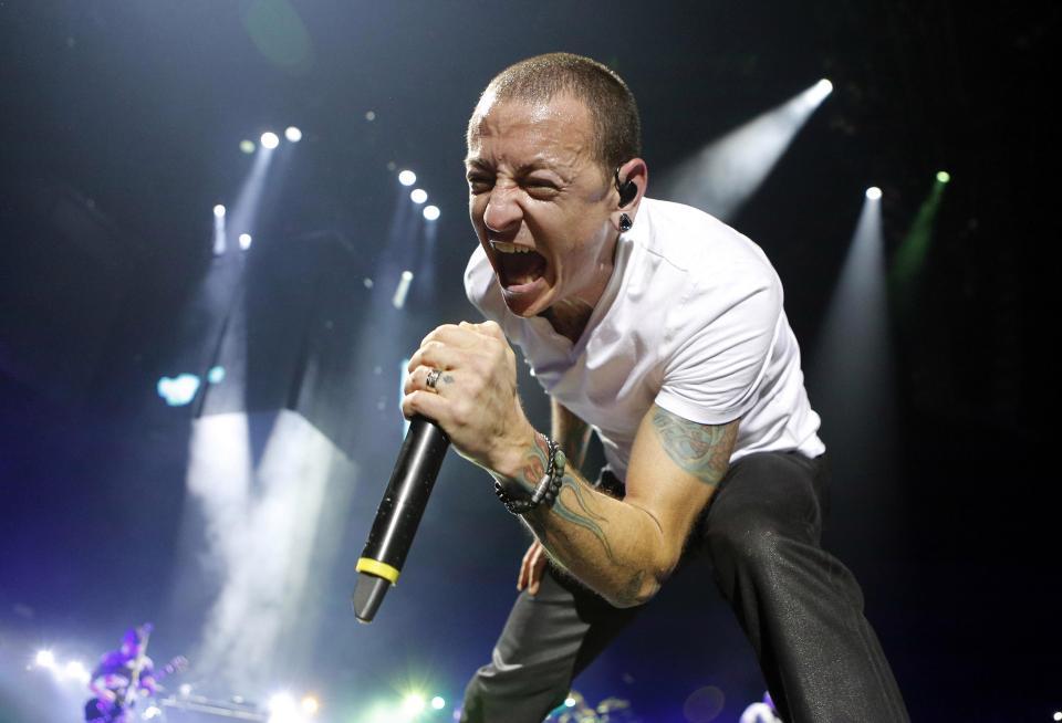 聯合公園主唱查斯特班寧(Chester Bennington)於20日上午9點傳出於洛杉磯自宅內上吊身亡的消息、享年41歲