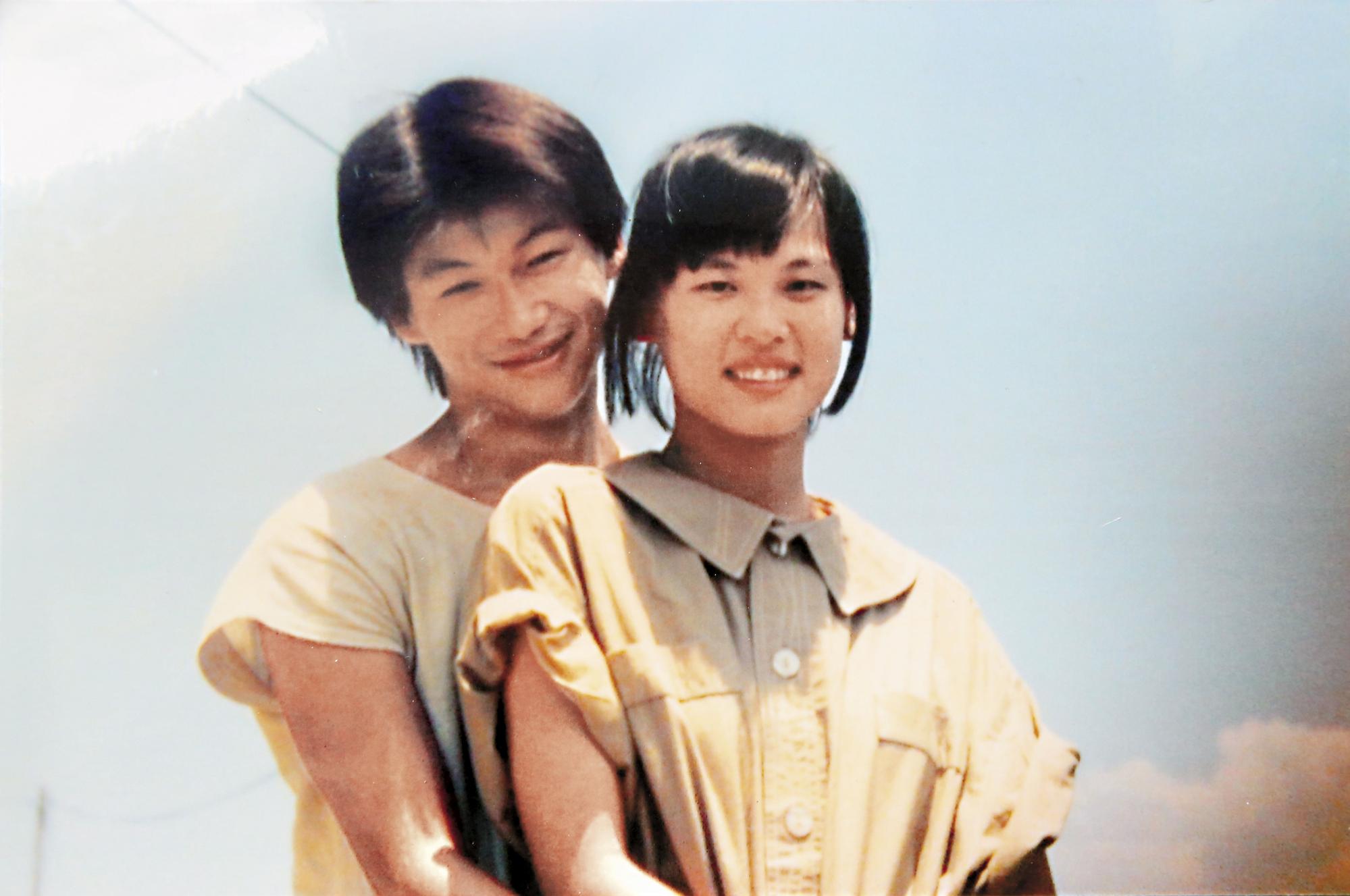 燕子（右）與小朱（左）是彼此的初戀，初識時燕子年僅16歲，每年相識紀念日那天，就會相約同遊初識地淡水，重溫年輕時的回憶。（燕子提供）