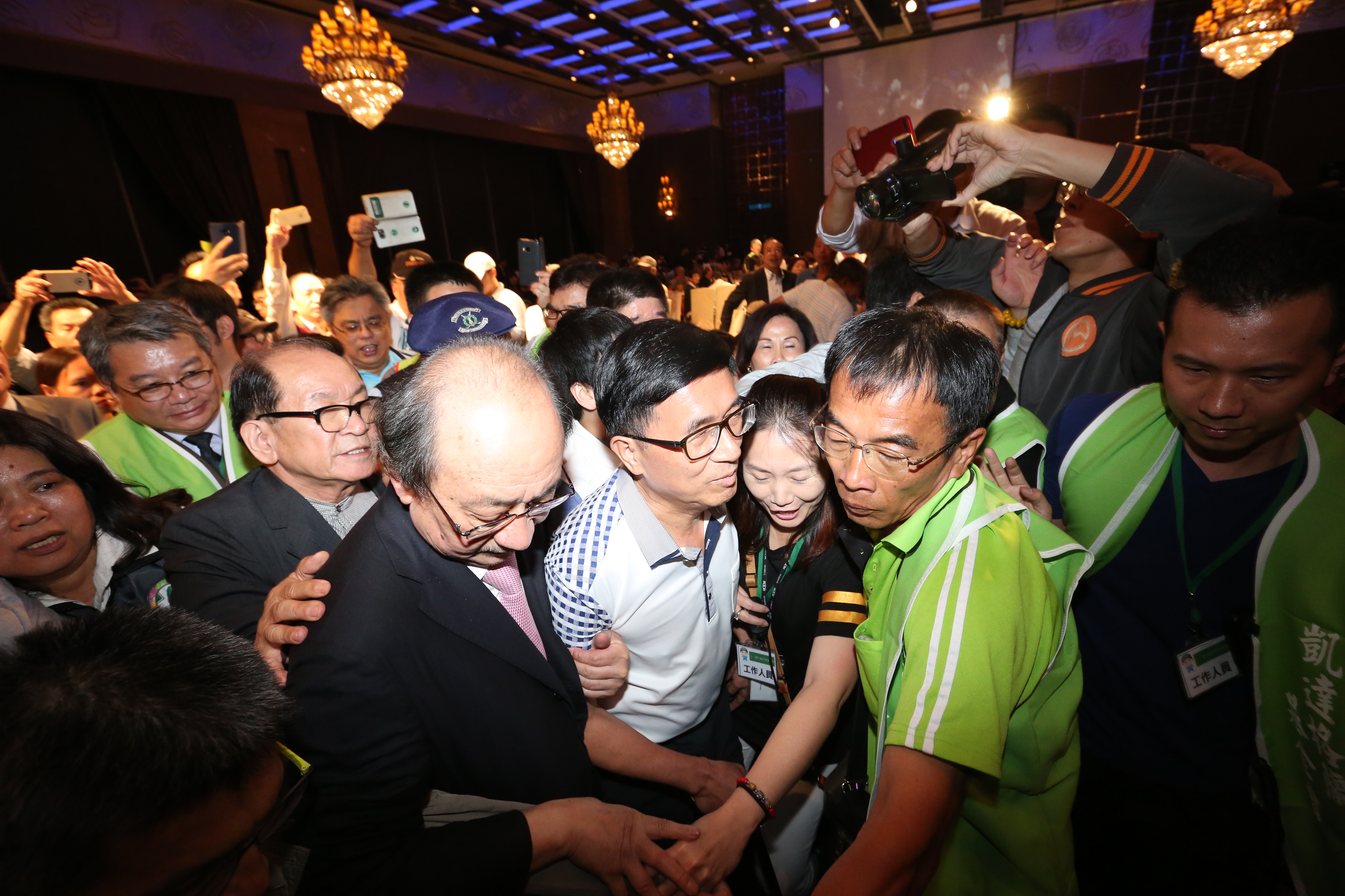 陳水扁家族海外3億元資產仍未匯回，近來赦扁呼聲不斷，檢方研擬先依《刑法》沒收新制，向法院單獨聲請沒收。