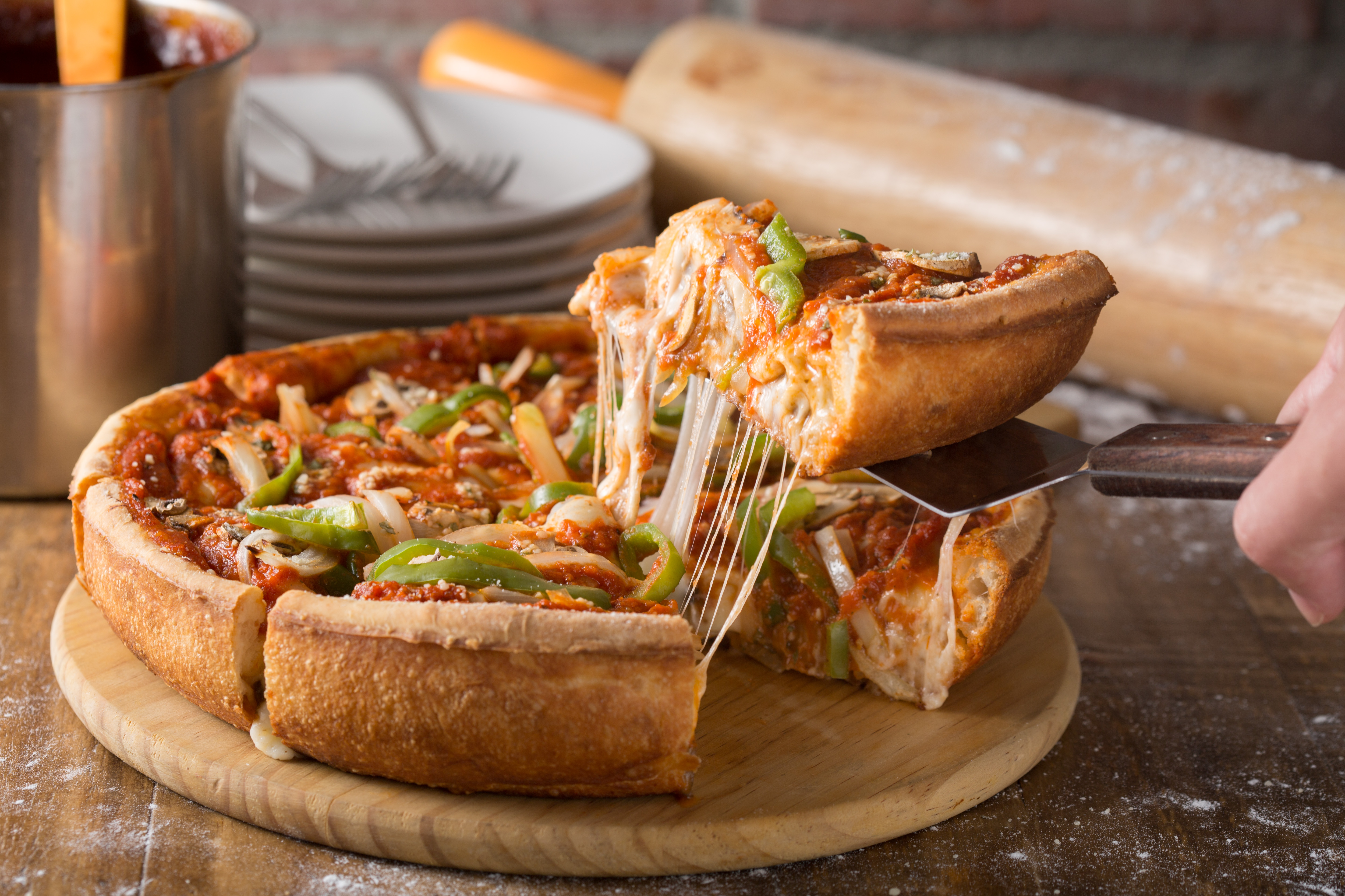 源自美國芝加哥的「深盤披薩」，厚度是一般的2到3倍，內餡塞進爆量的起司、肉料、綜合蔬菜和番茄糊。