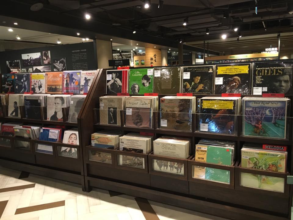 這些年來，誠品音樂好像也遭到不景氣的波及。