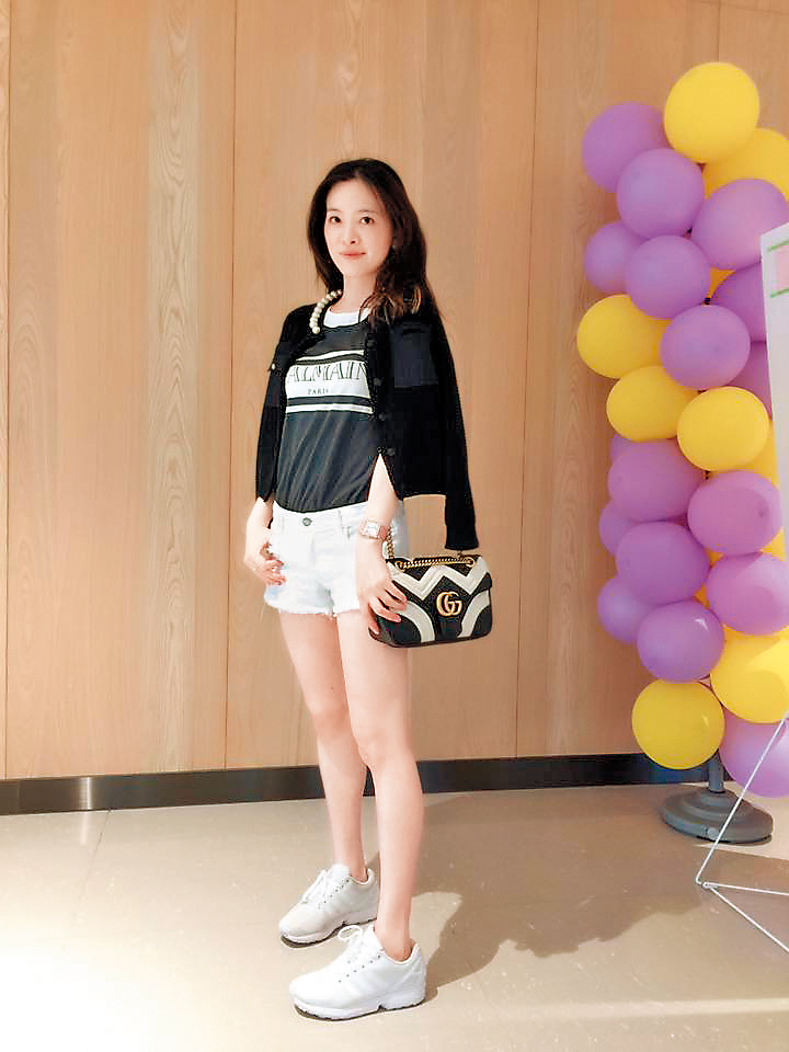 劉真即使只是穿上T-Shirt與牛仔短褲,仍優雅柔美。