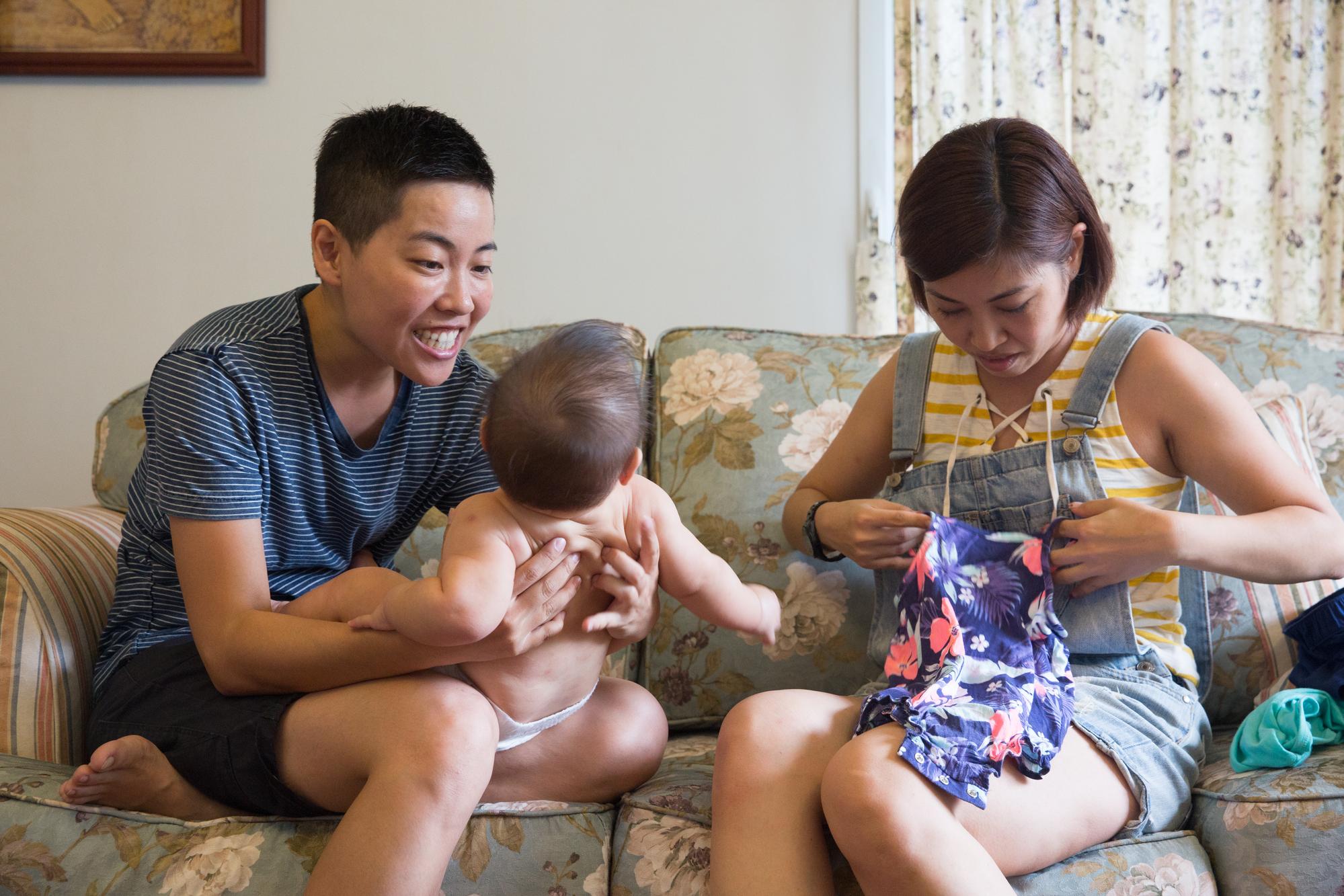 吳沁婕（左）跟妹妹（右）是異卵雙胞胎，兩個人個性很不一樣。妹妹已結婚生子，吳沁婕抱著孩子，逗弄做鬼臉。
