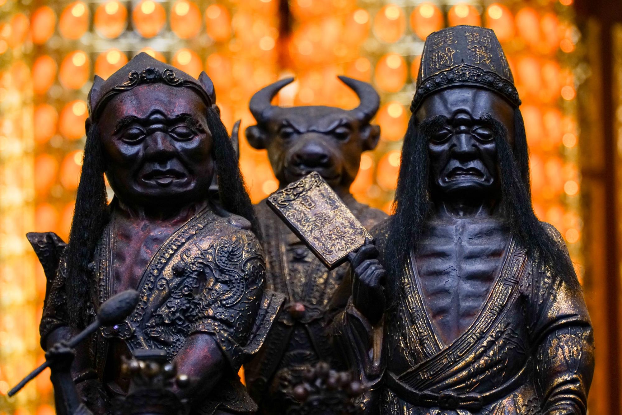 城隍爺為陰間檢察署,其下部屬長相猙獰負責捉拿妖魔壞人。