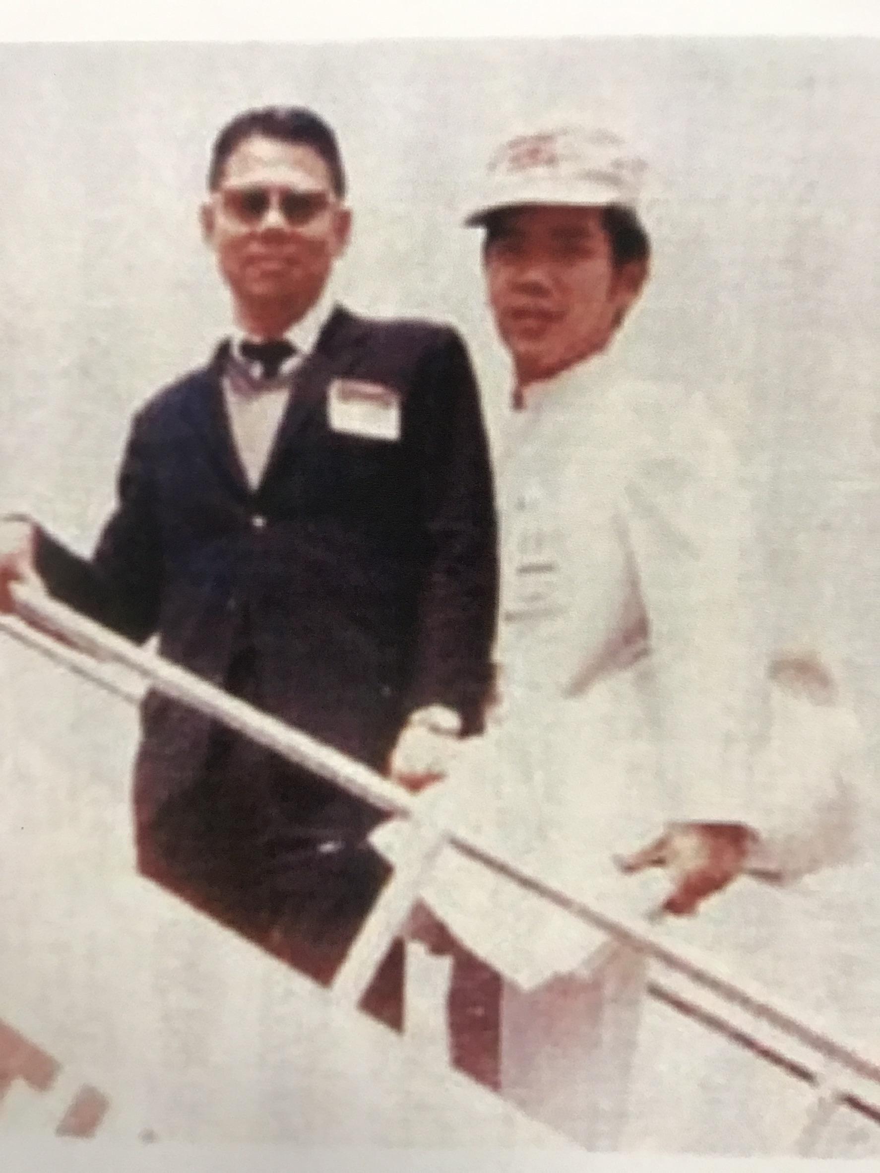 洪團樟(右)曾在松山機場的國泰航空擔任地勤員,圖為和國泰機師合照。(一太提供)