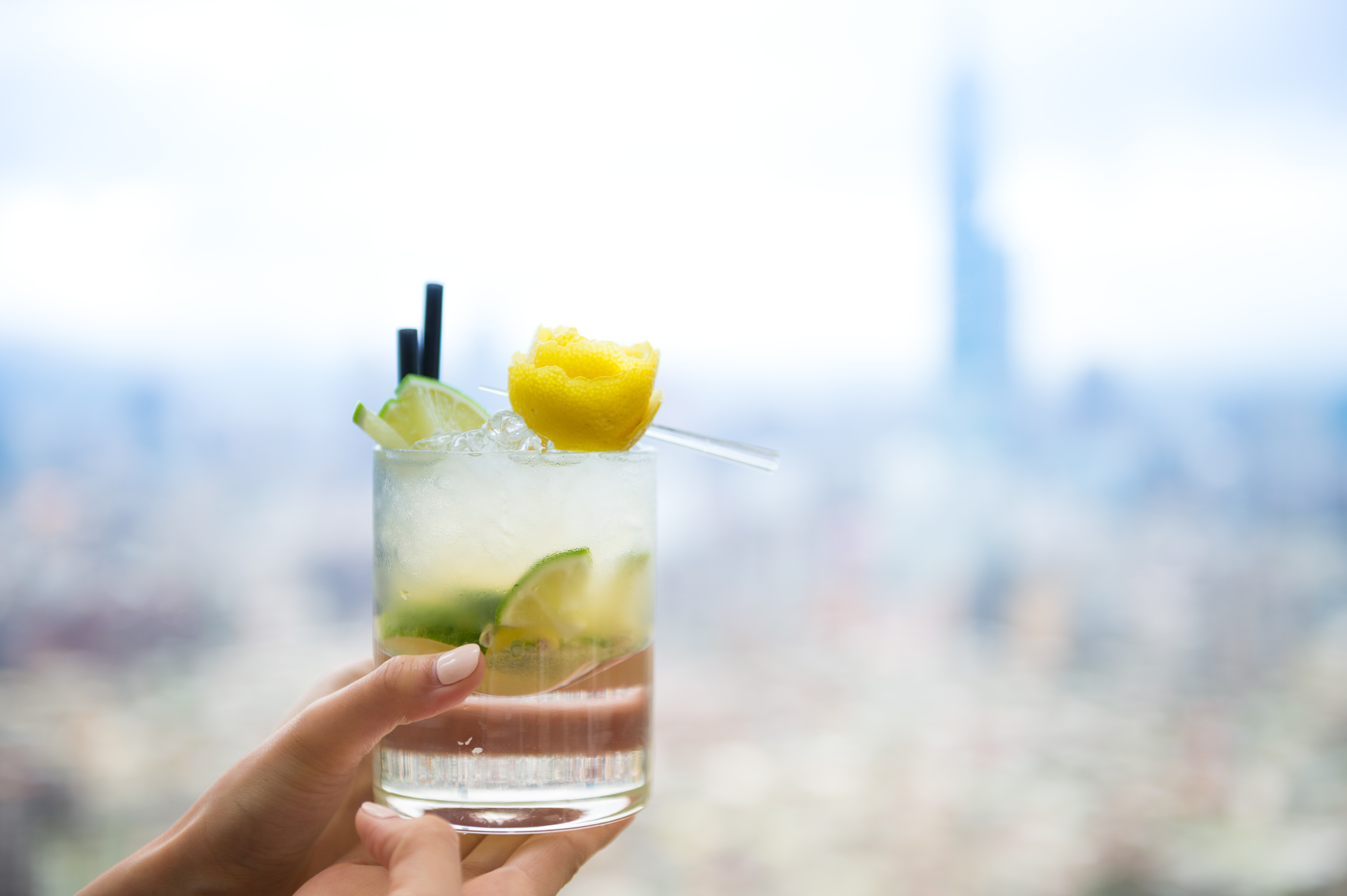 加檸檬角和糖搗勻的「卡琵利亞」，酸香裡帶野氣，飲者的眼神不小心就在香甜裡失焦，彷彿親歷熱情巴西。（200元／杯）