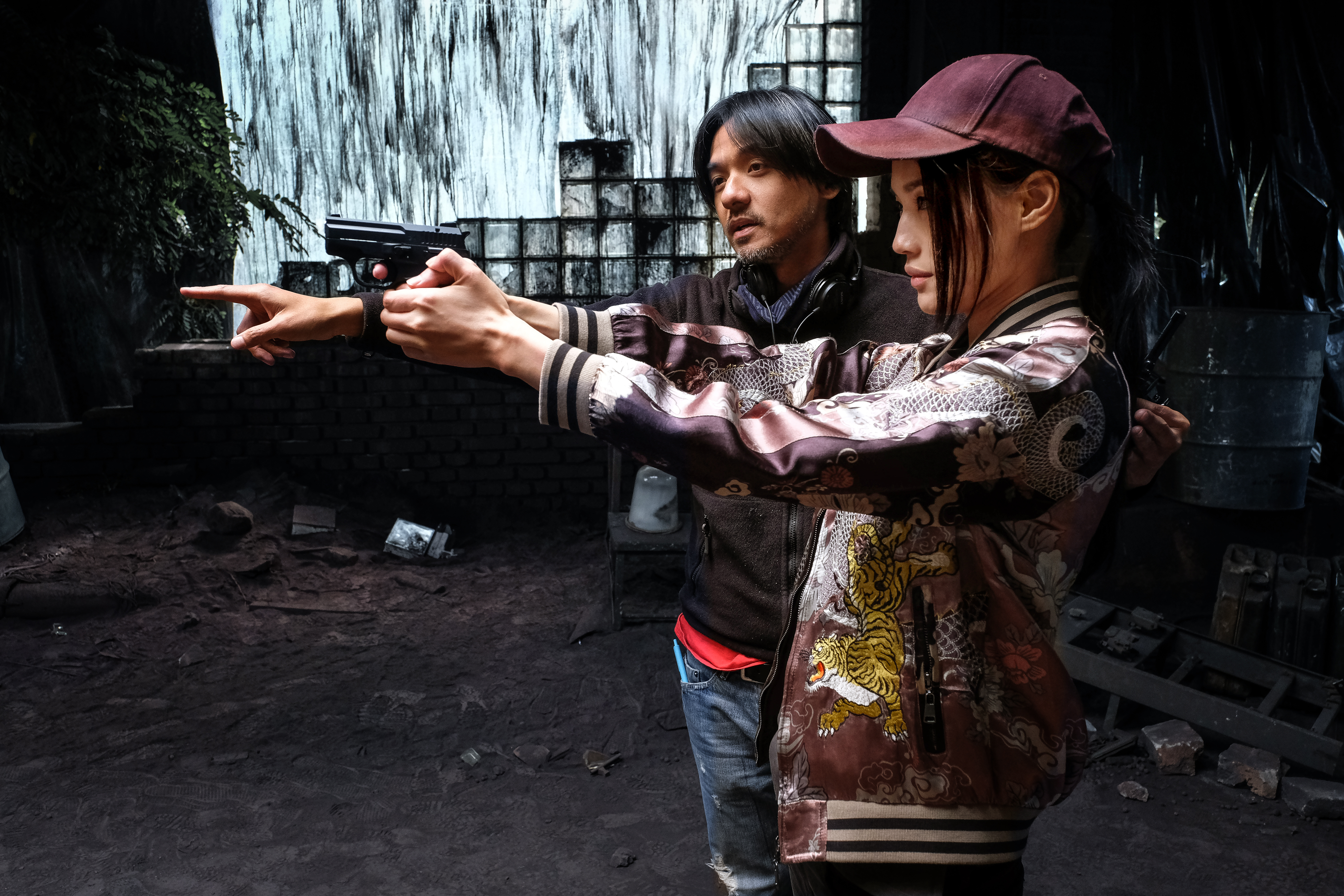 舒淇終於跟老公馮德倫同框，只不過是在拍電影的場合，而且是馮德倫指導她如何拿槍。