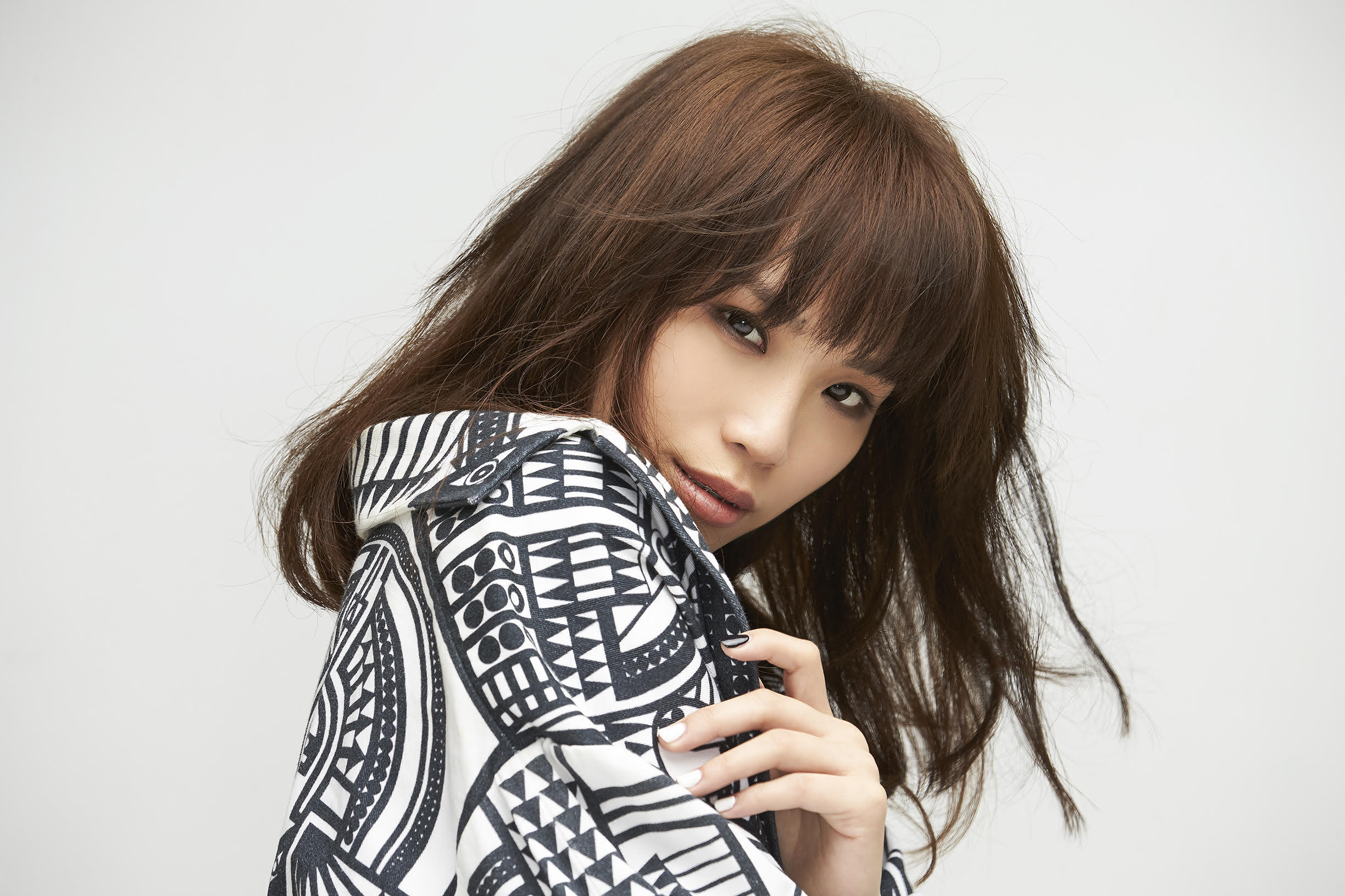 泰雅族女孩呂薔AMUYI在網路上不斷翻唱歌曲，好歌聲吸引許多歌迷。