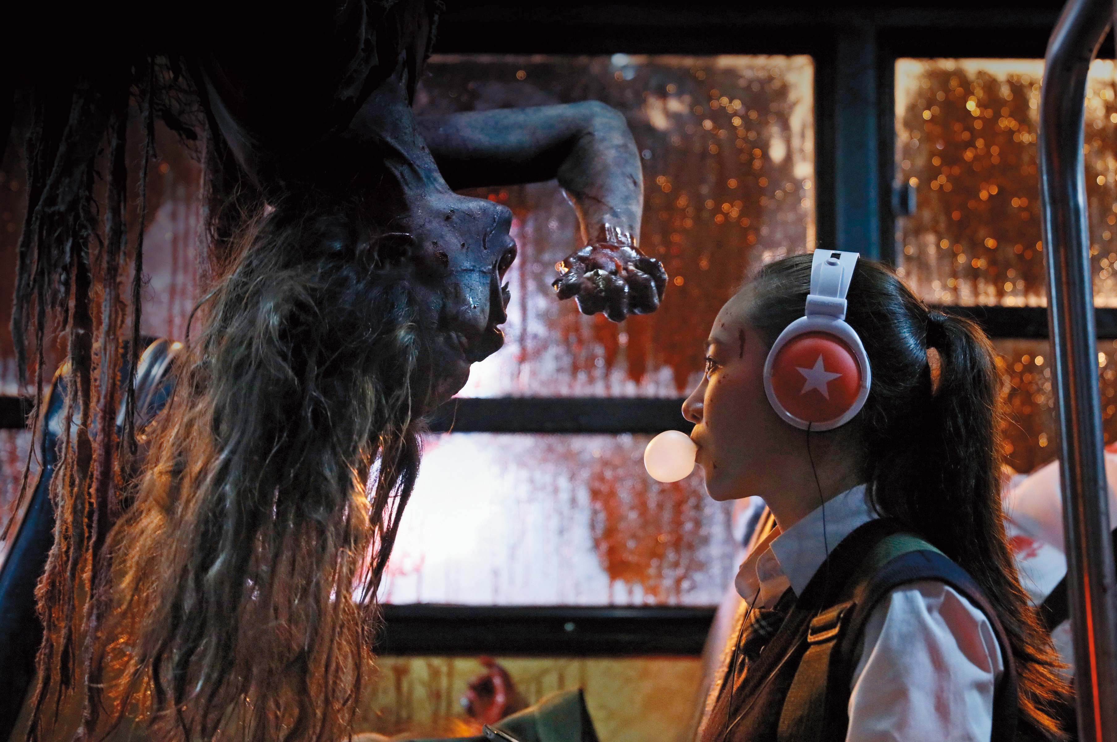  《報告老師！怪怪怪怪物！》大噴血漿，特效用心，有國片少見的狂歡、淋漓感。但電影本身混亂吵鬧，影像張力也不足。（威視提供）