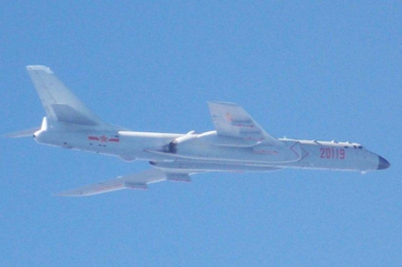 中國轟6戰機繞台，我方全程監控。