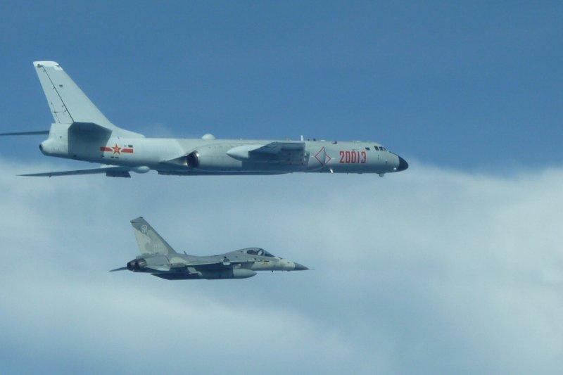 中國轟6戰機繞台，我方經國號戰機近距離伴隨監控。