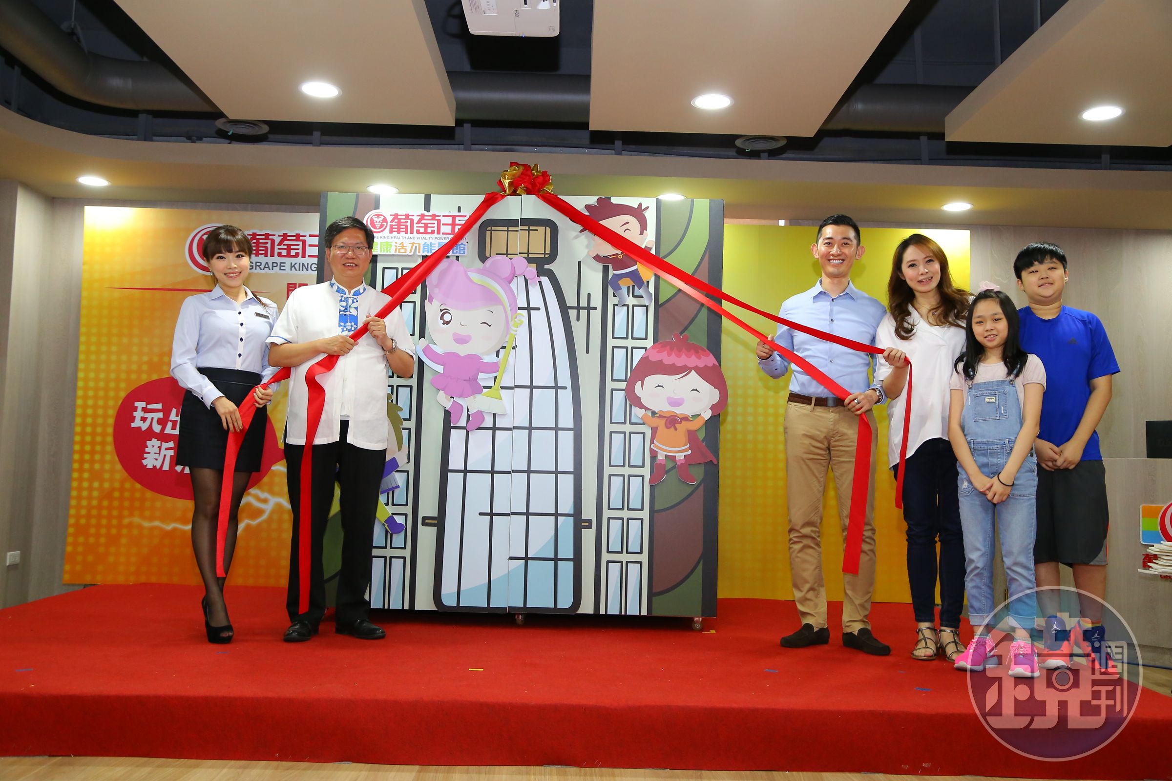 洪百榕帶著一對兒女小寶、寶妹出席葡萄王「健康活力能量館」開幕活動。