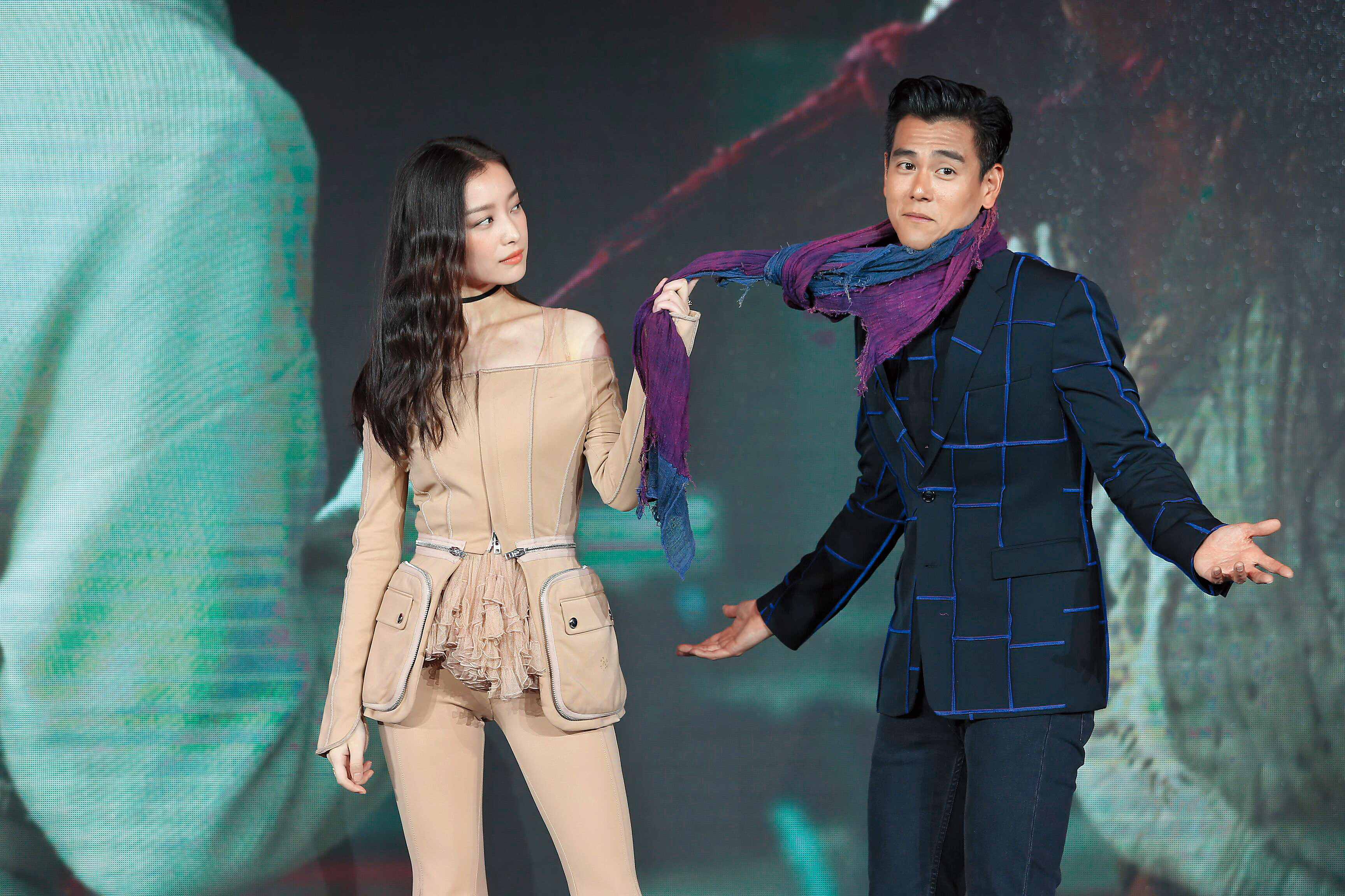 彭于晏（右）《悟空傳》戲裡戲外和倪妮打情罵俏，該片在中國票房熱賣，讓彭帥榮登上半年台灣影人票房吸金之最。（東方IC）