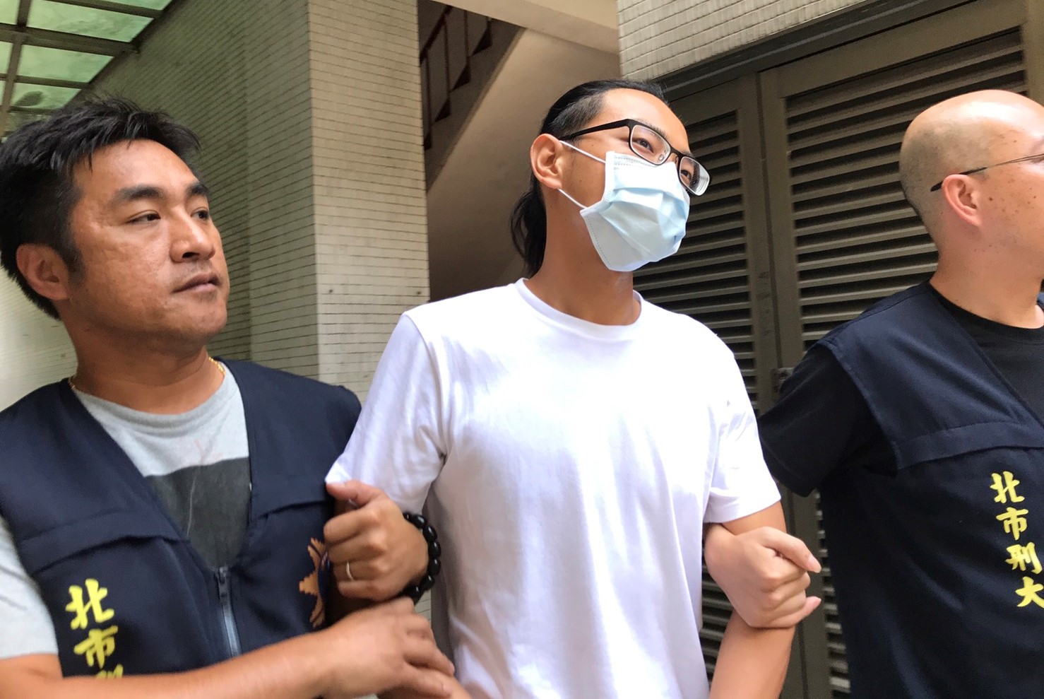 鍾嫌因為聲稱自己缺乏靈感，向警方抱怨古董車零件難找，造成改裝上的困難，壓力非常大，所以才吸大麻。