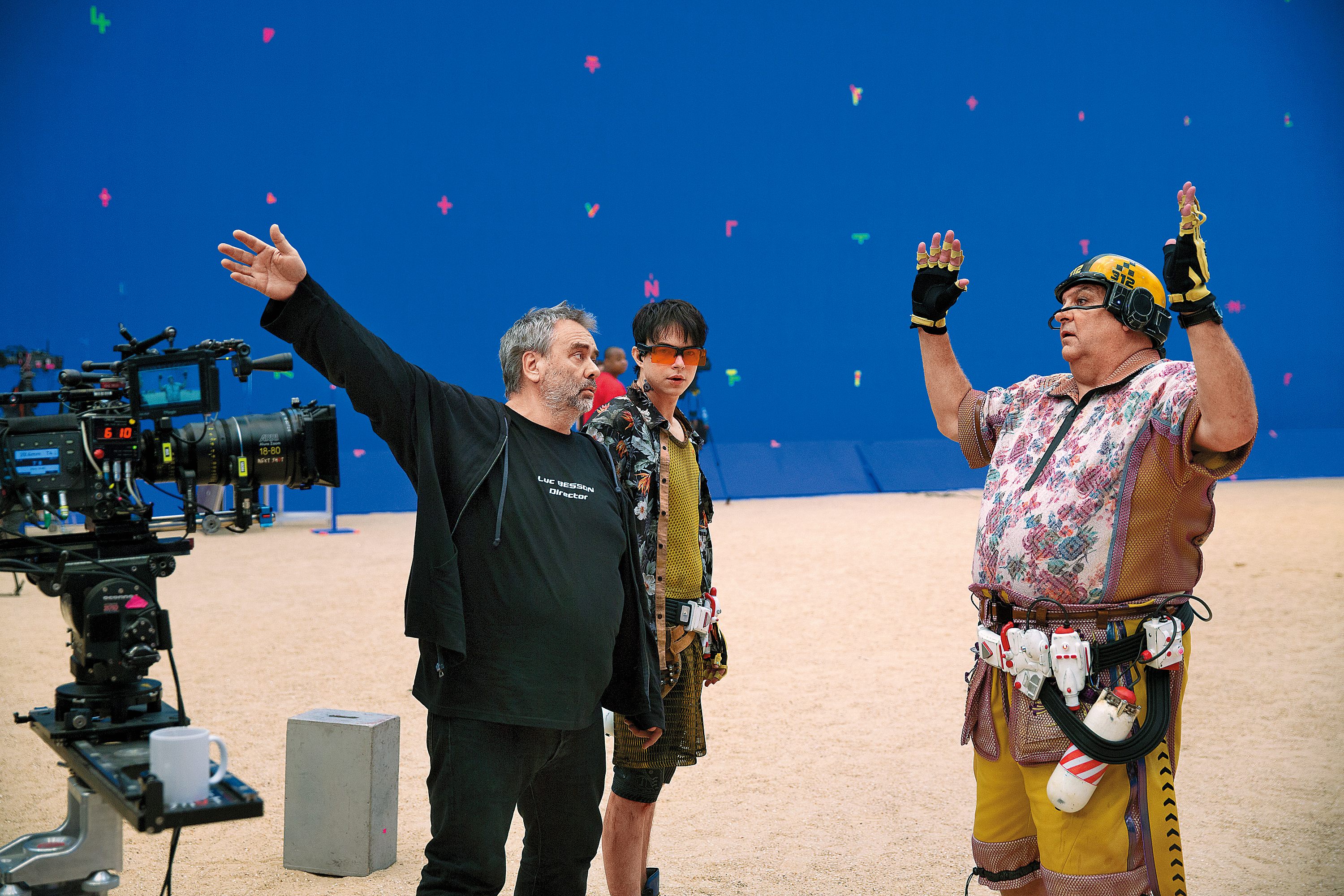 盧貝松（左）在藍幕前指導演員表演。