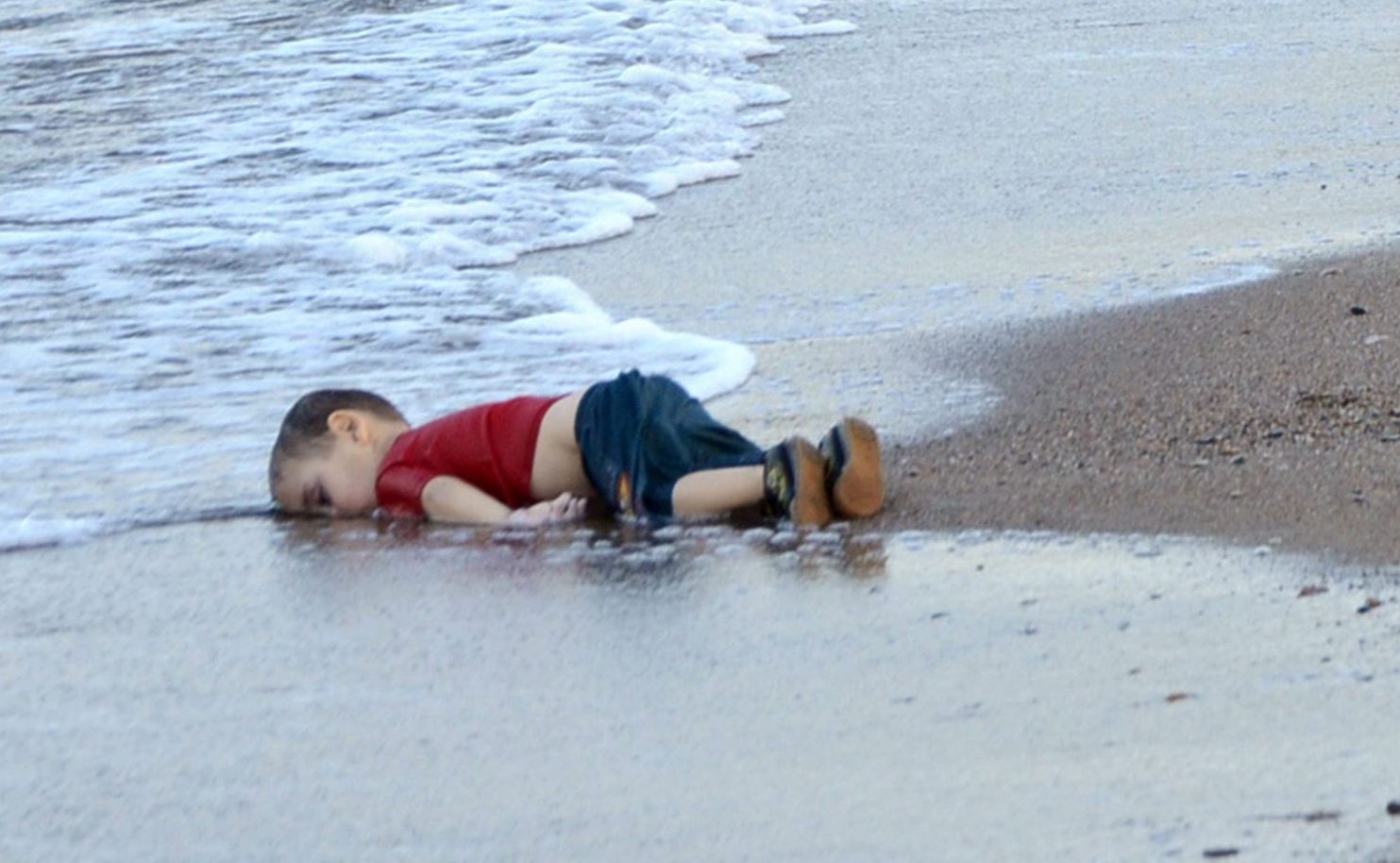 三歲的敘利亞難民小艾倫（Aylan Kurdi）被沖上海灘，成了敘利亞難民危機中最具象徵性的影像之一。（東方IC）