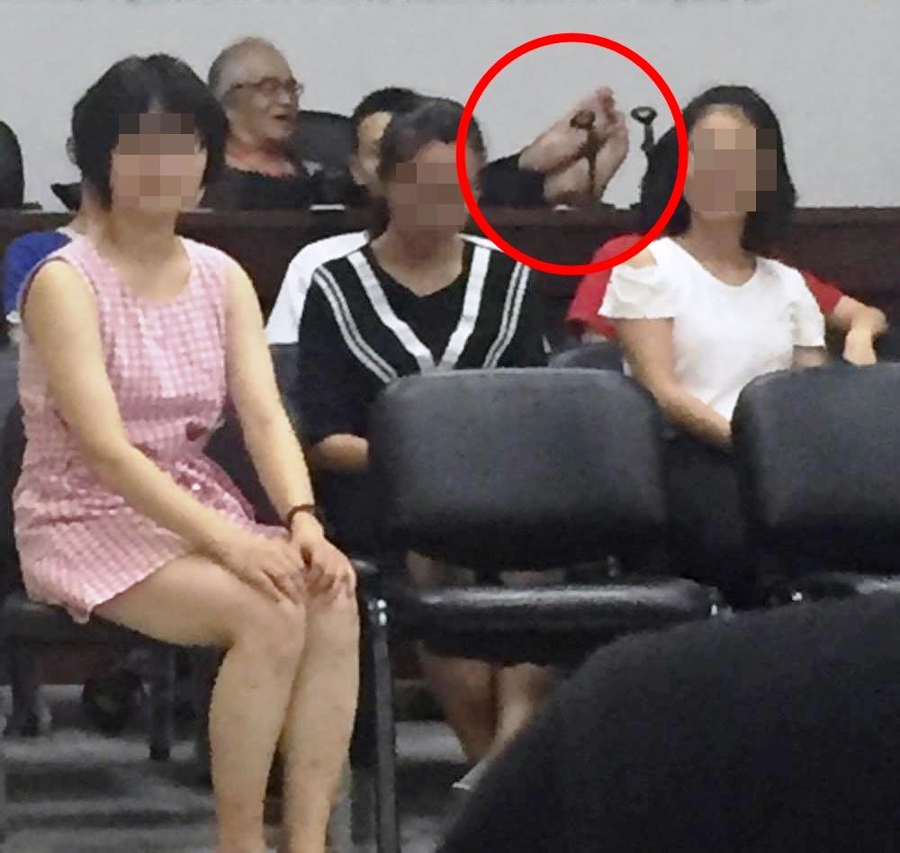 冷尚書在課堂上脫鞋翹腳。（讀者提供）