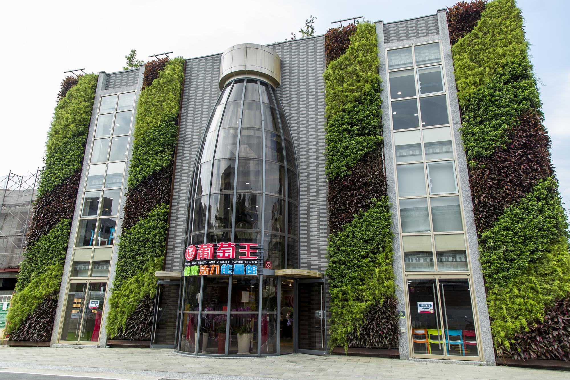 『健康活力能量館』巨型康貝特吸睛外型成為桃園新地標。