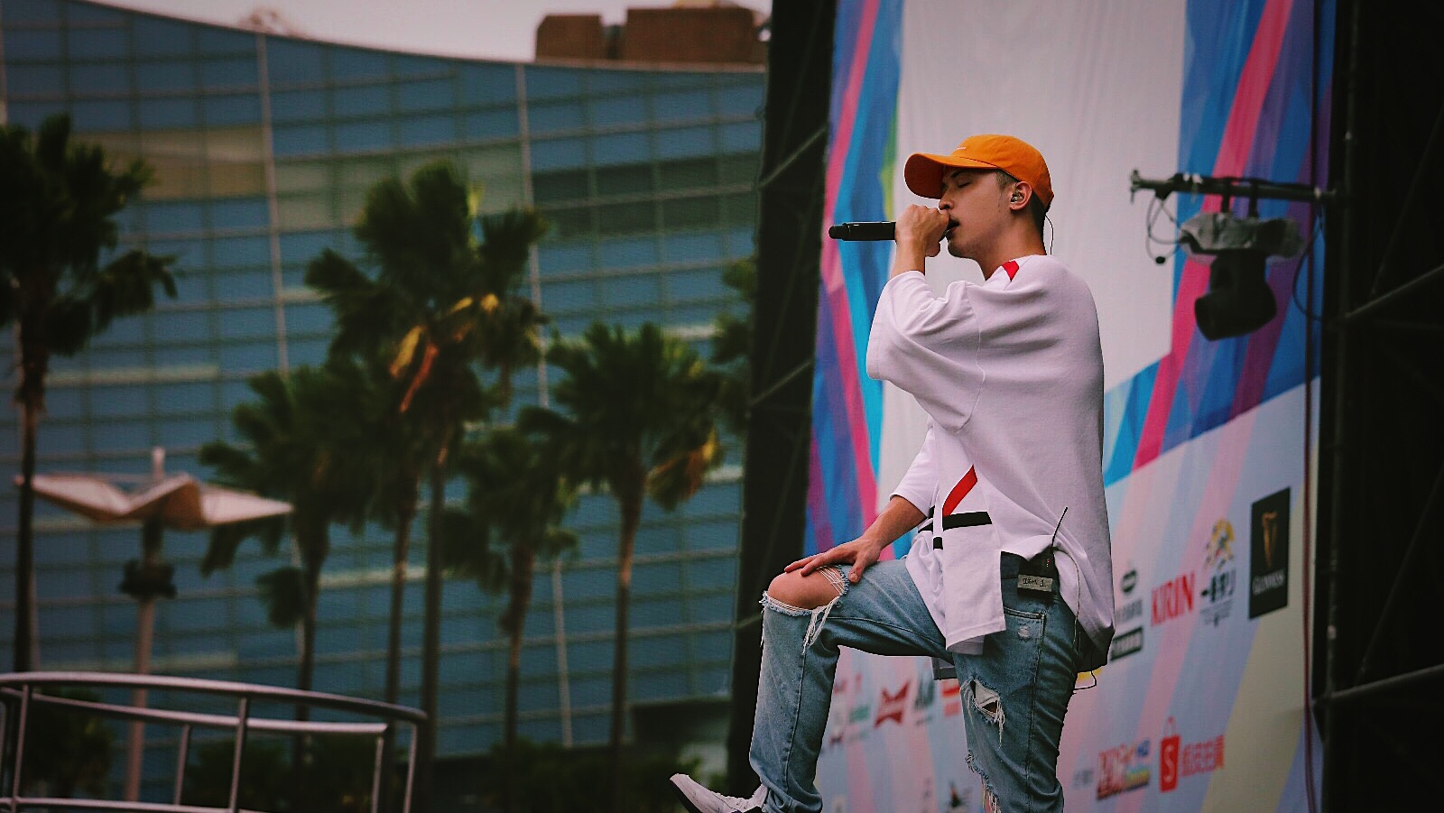 J.Sheon被工作人員稱是新一代的雨神，高雄大太陽，他一彩排就下雨，演出也下雨。