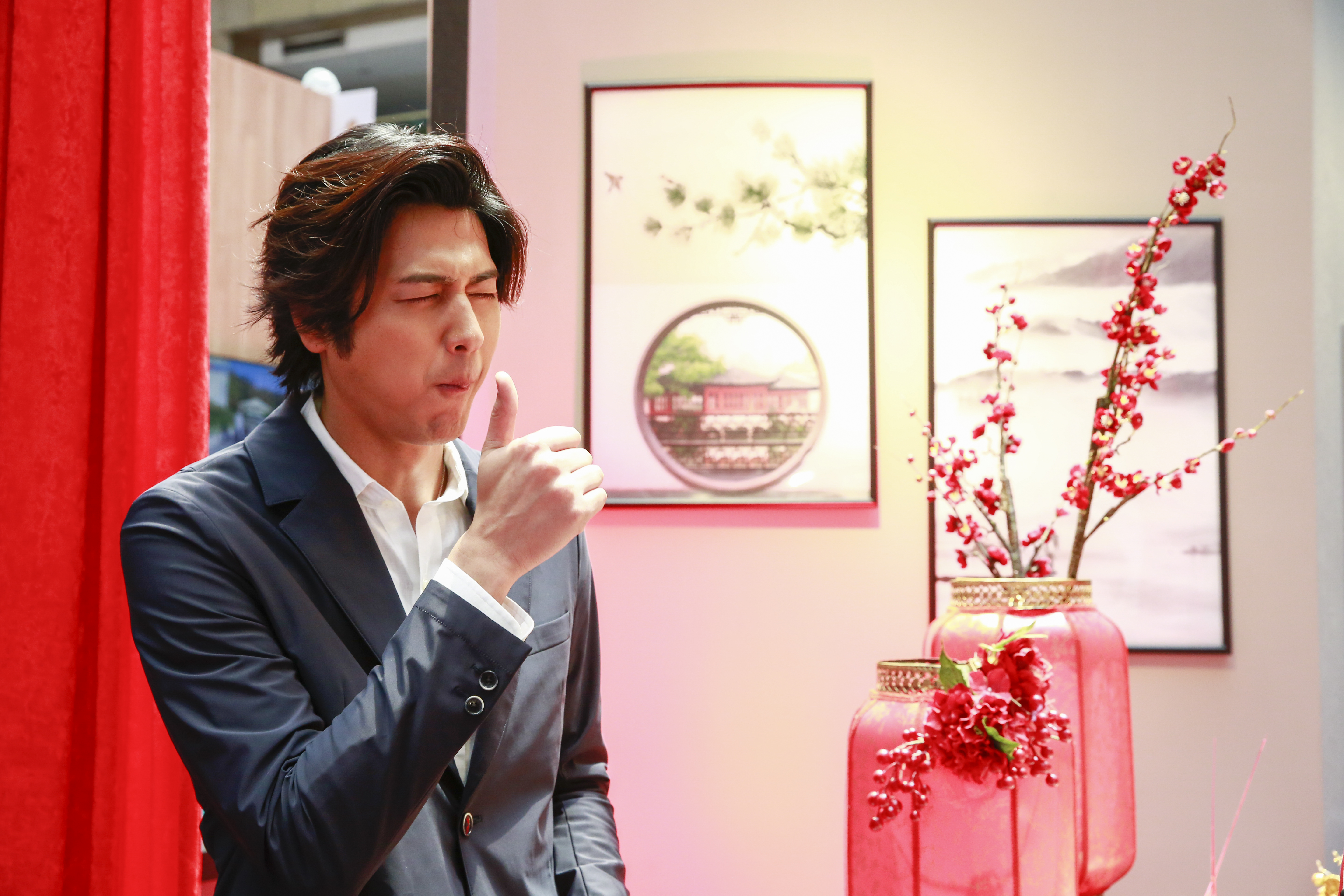 日本型男主廚男星速水茂虎道參觀台灣美食展，品嘗料理後露出滿足神情，比出大姆哥讚讚。