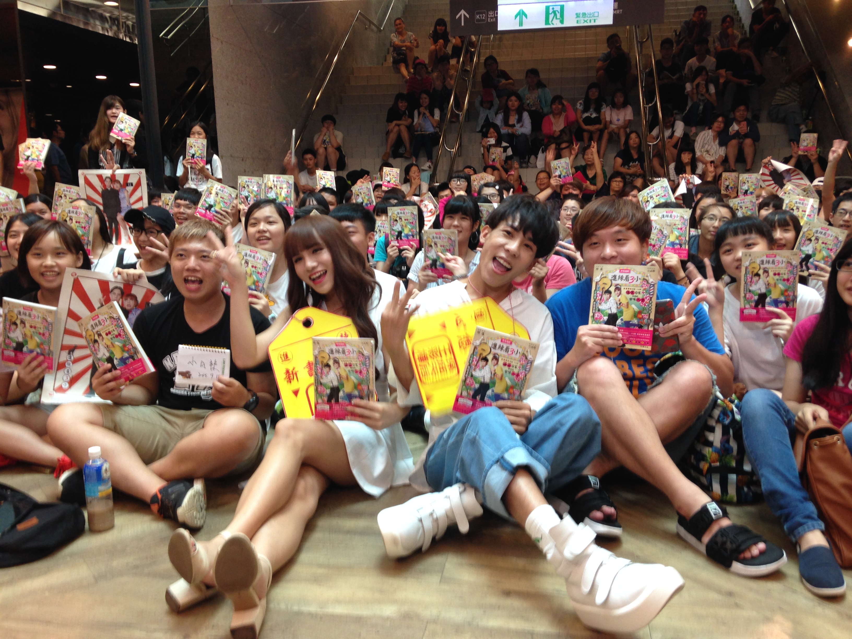 小A辣、林進與現場粉絲合影。