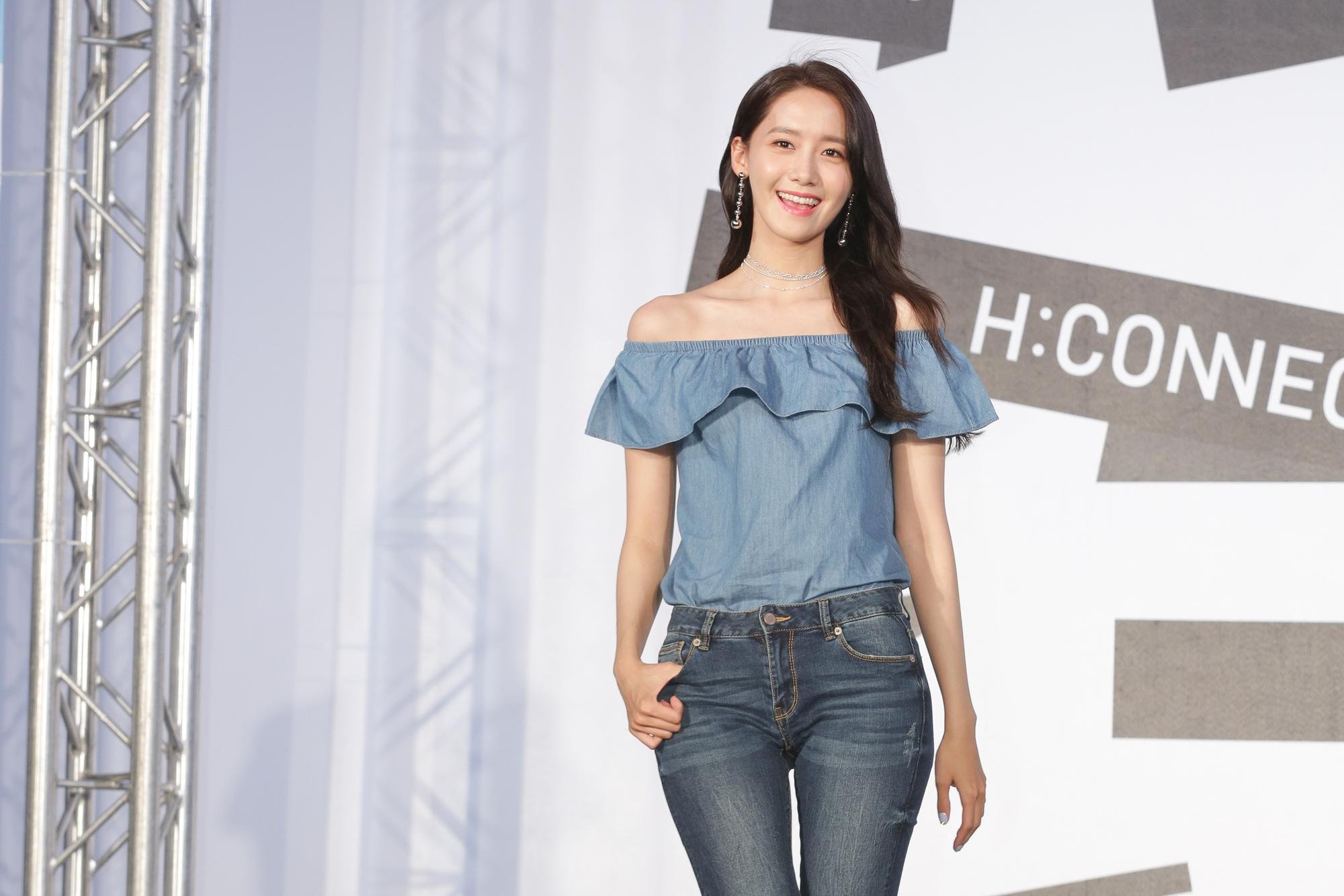 少女時代潤娥為代言服飾出席時尚秀,出場即引起一陣尖叫。