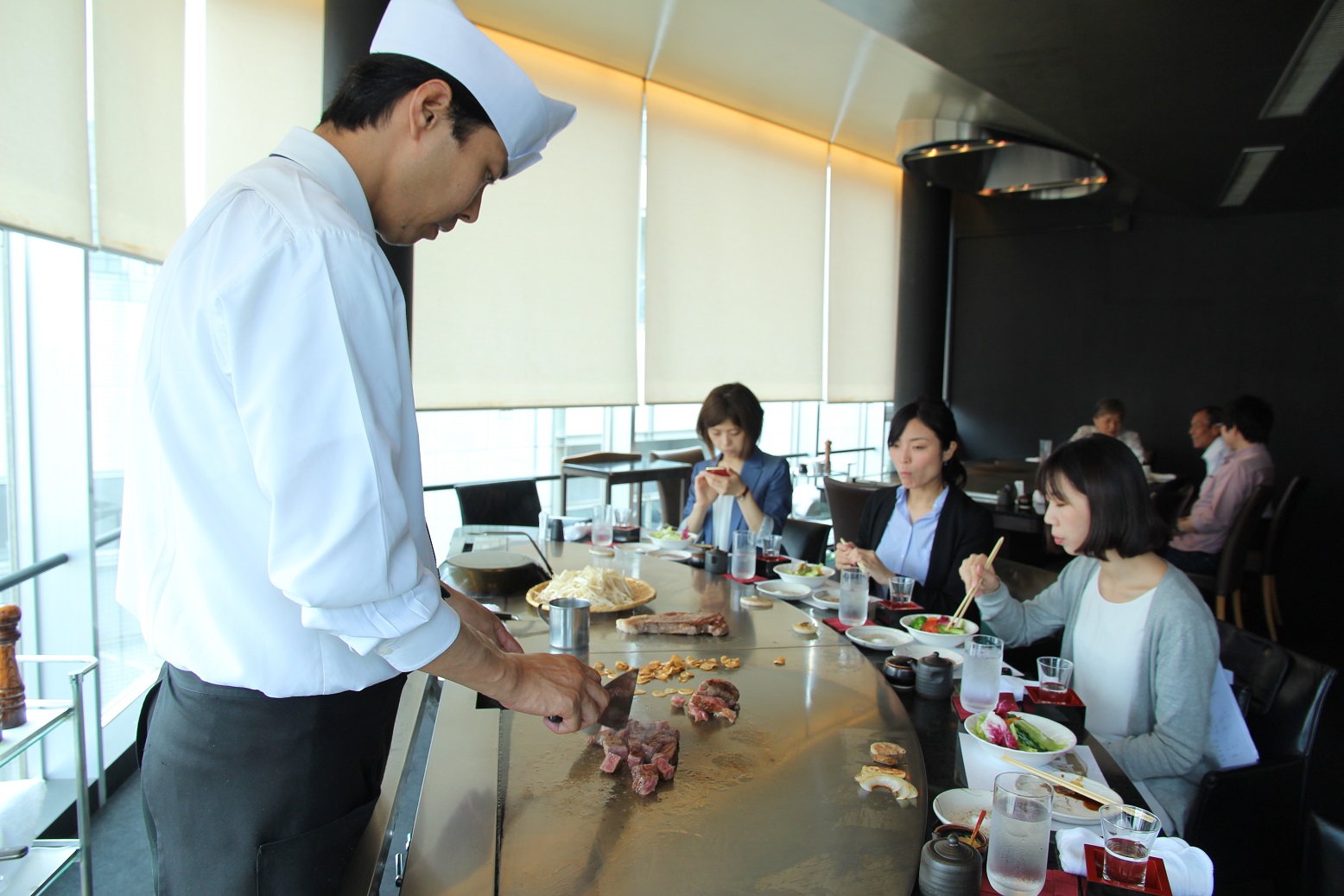 來到日本神戶吃鐵板燒牛排，是許多旅客必做之事。
