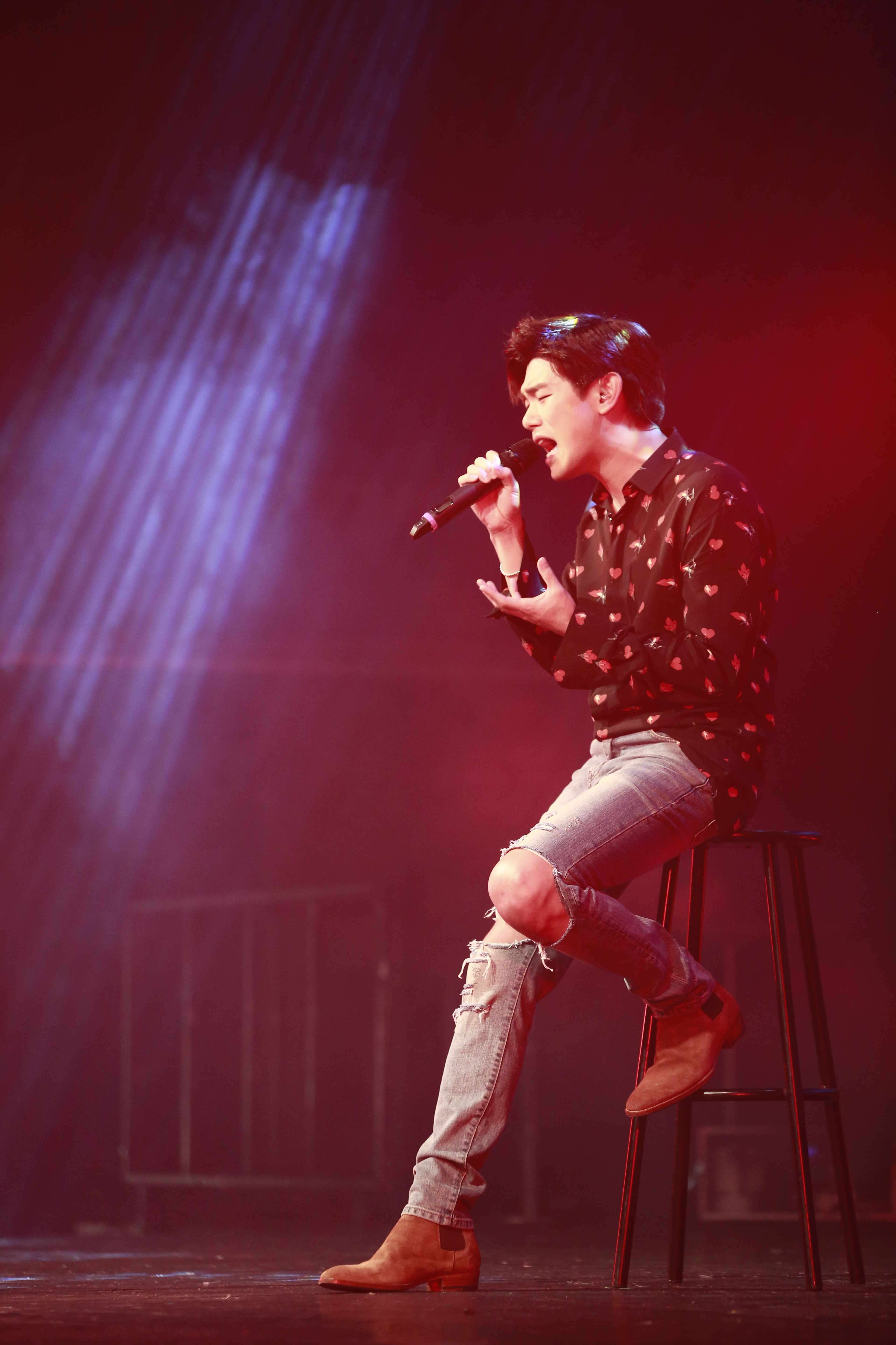 Eric Nam演唱抒情歌曲時，情感投入真摯動人。