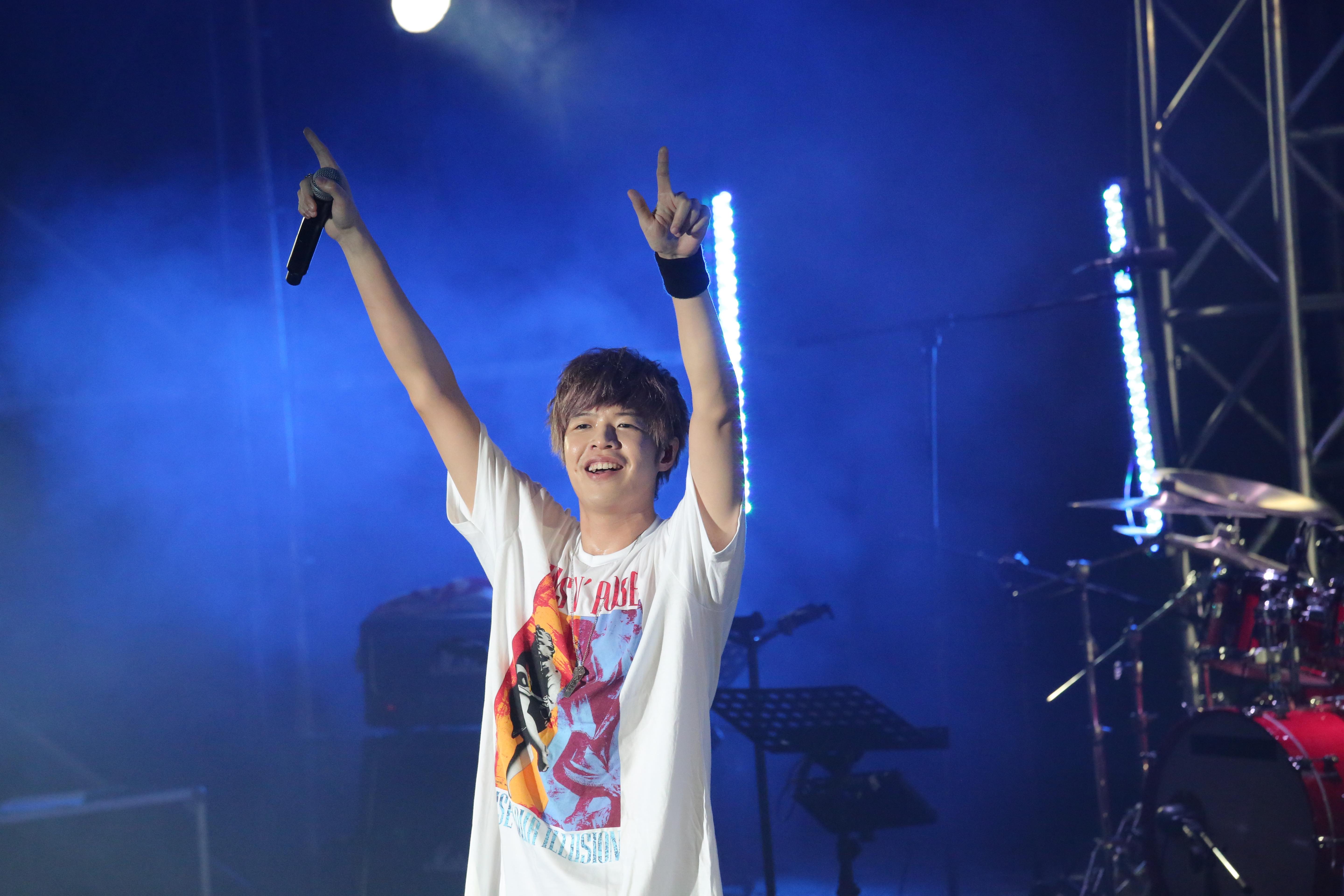 「八三夭」整晚唱了十首歌曲，報答港都歌迷的熱情。