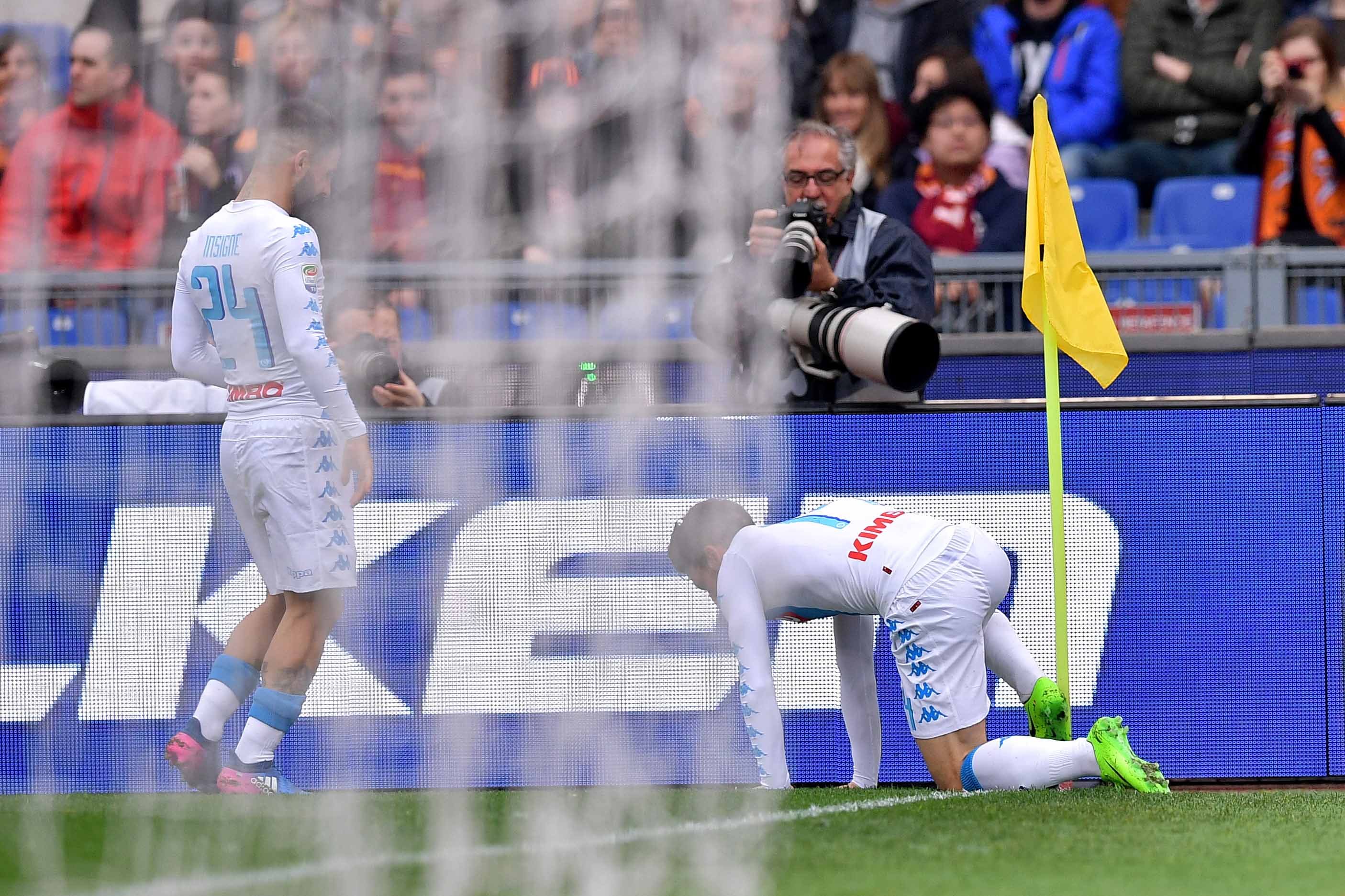 2017年3月4日，義大利甲級聯賽羅馬對那不勒斯，莫騰斯（Esultanza Mertens）入球後的「小狗撒尿」慶祝動作。（東方IC）