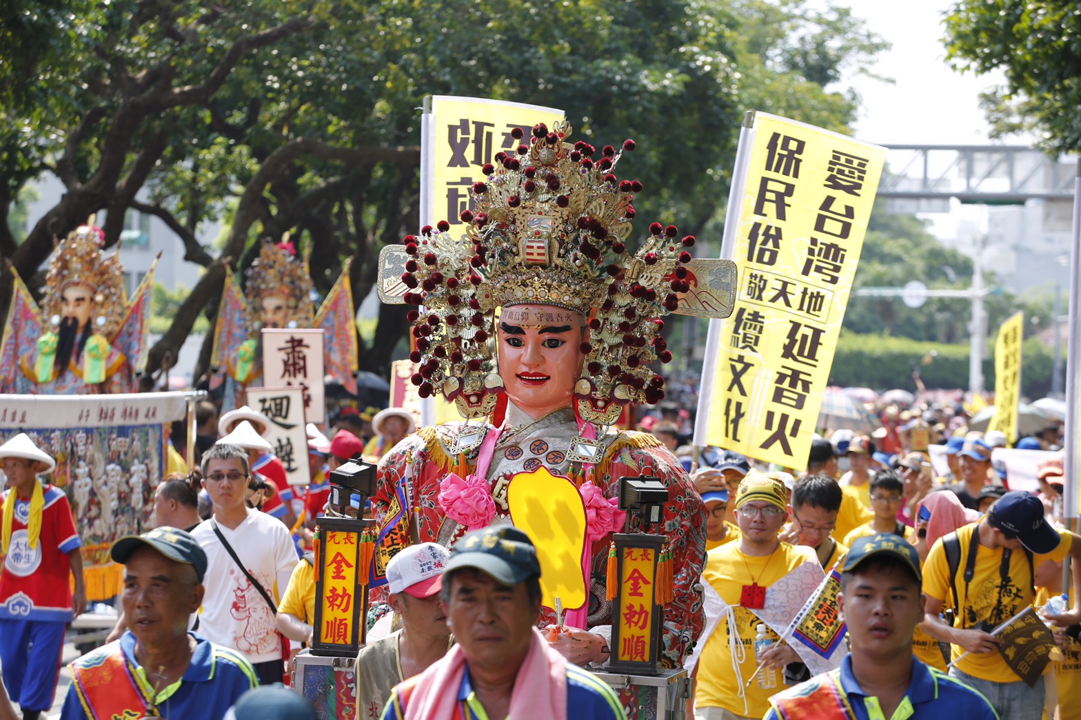信眾及各宮廟鑾轎，頂著超過35度的高溫，繞行中正紀念堂表達宗教信仰自由的價值。