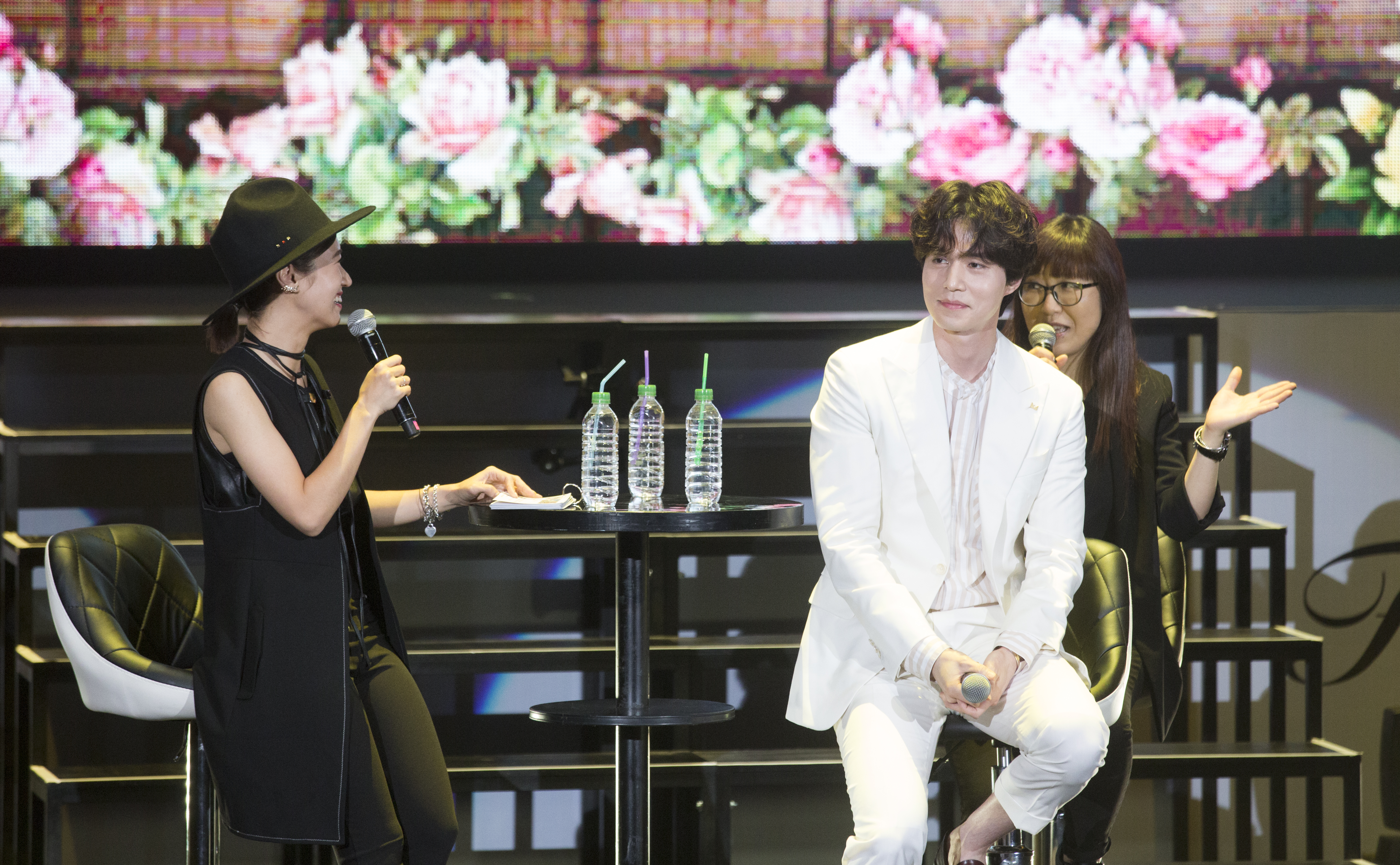 面對Lulu（左）的搞笑即興問話，李棟旭無力招架頻要求照劇本演出。