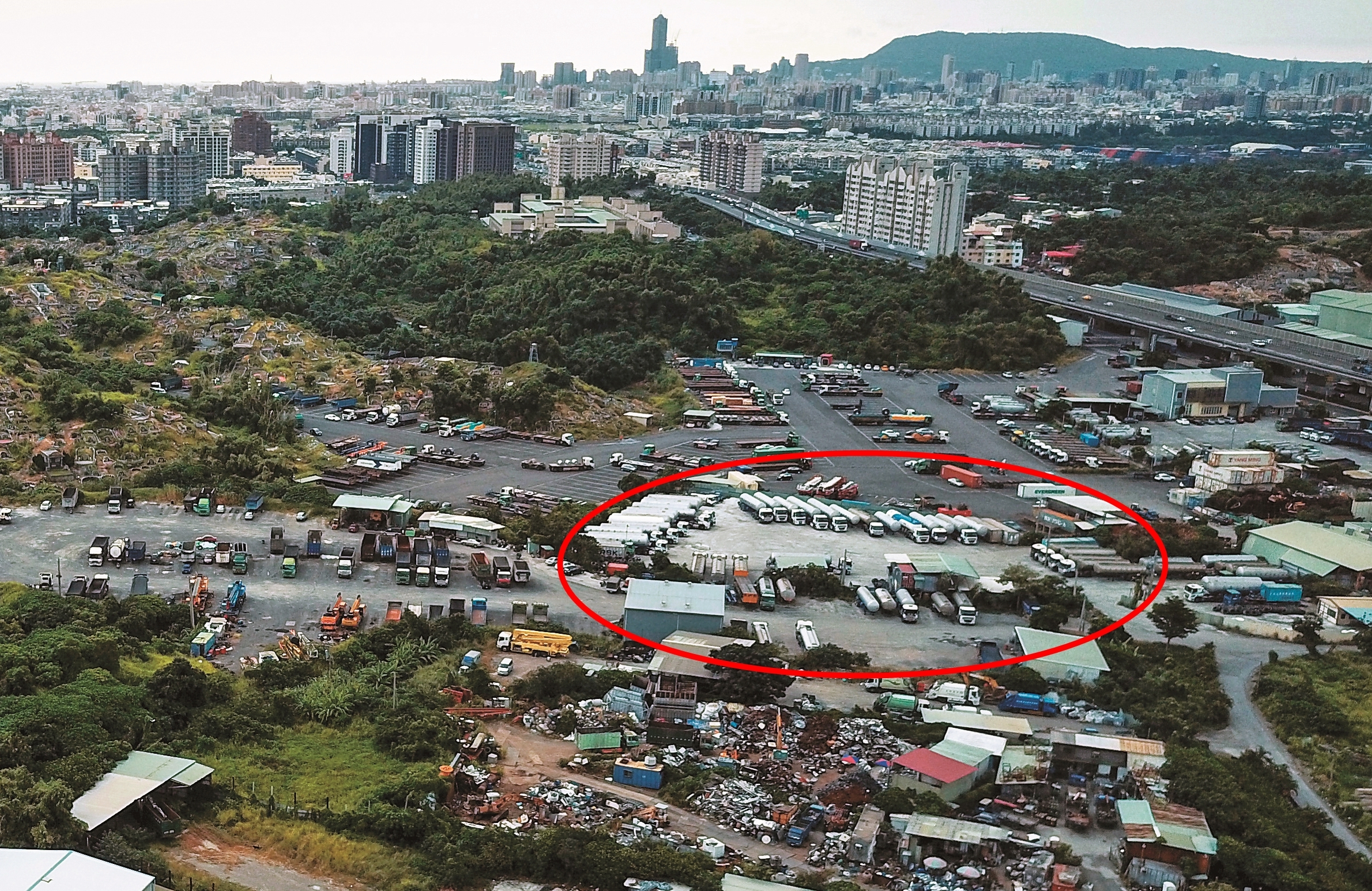  這處化學槽車停車場沒有合法登記，隱身在台88快速道路旁，從制高點來看，至少停放數十輛槽車（紅圈處），成了環境殺手。