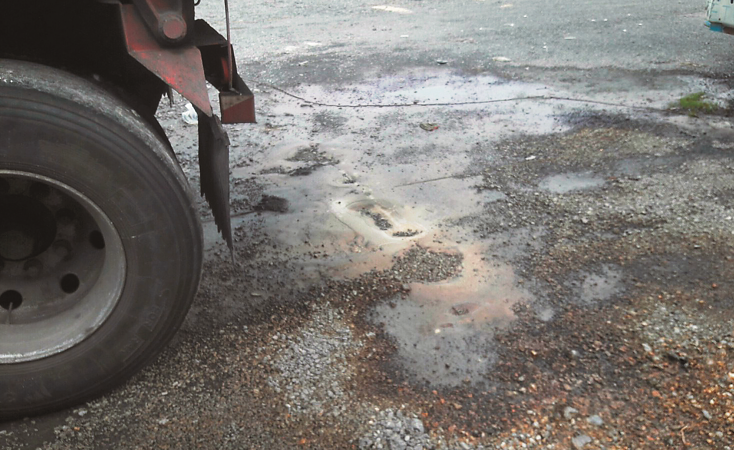 化學槽車擺放位置地上一攤液體，經過檢驗就是製作壓克力的「丙烯酸甲酯」原料。