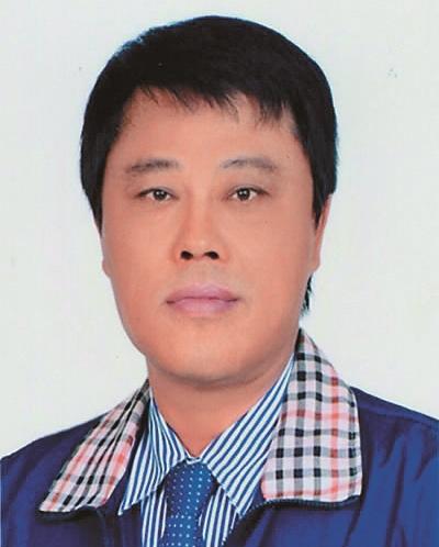 遭人指控涉嫌教唆打人的董里長，因為毒氣外洩事件處理有瑕疵，引發爭議。（翻攝網路）