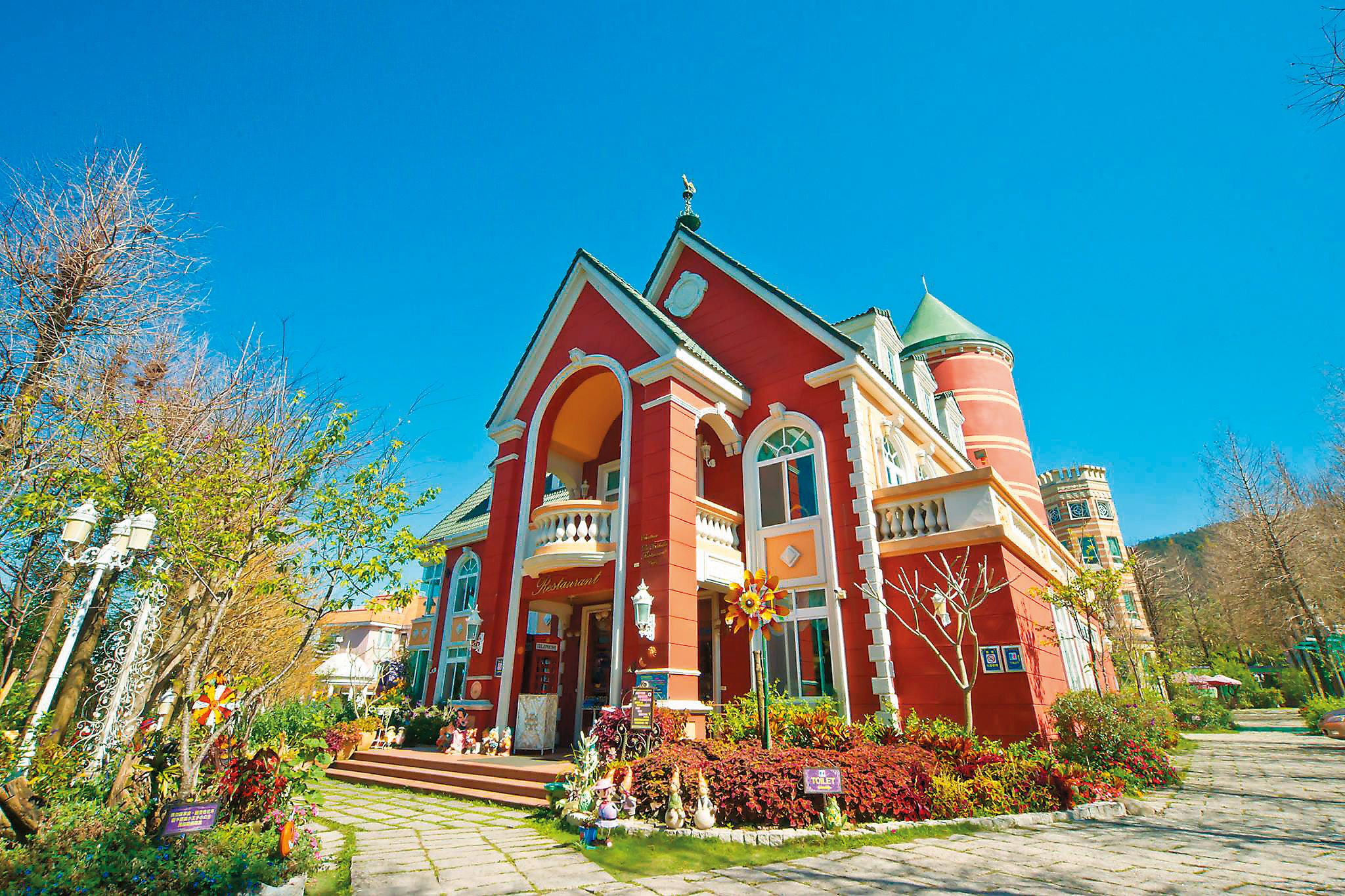 南投「歐莉葉荷城堡」標榜巴洛克風格，只核准4間房，但卻賣22間。（圖：翻攝自歐莉葉荷臉書）